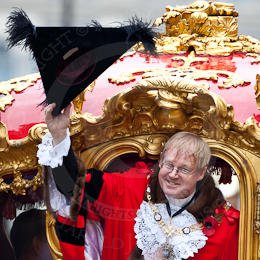 111112_121927_5D2_8114HaraldJoergens_ The new Lord Mayor on the way to St. Pauls