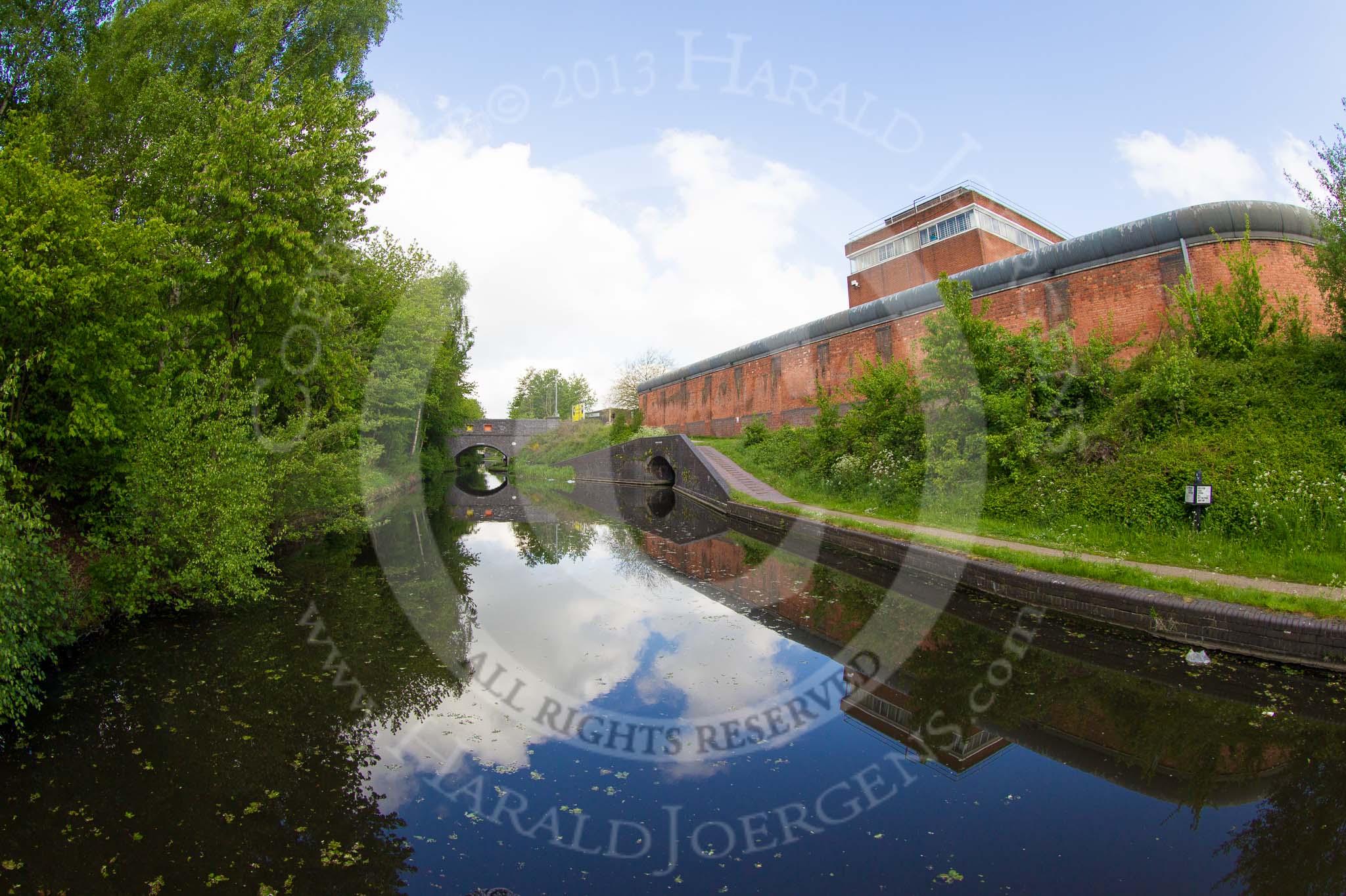 BCN Marathon Challenge 2013: Soho Loop (Winson Green Loop), part of the BCN Old Main Line, between Asylum Bridge and Winson Green Bridge . On the right, behind the wall, Winson Green Prison (HMP Birmingham)..
Birmingham Canal Navigation,


United Kingdom,
on 25 May 2013 at 08:31, image #58