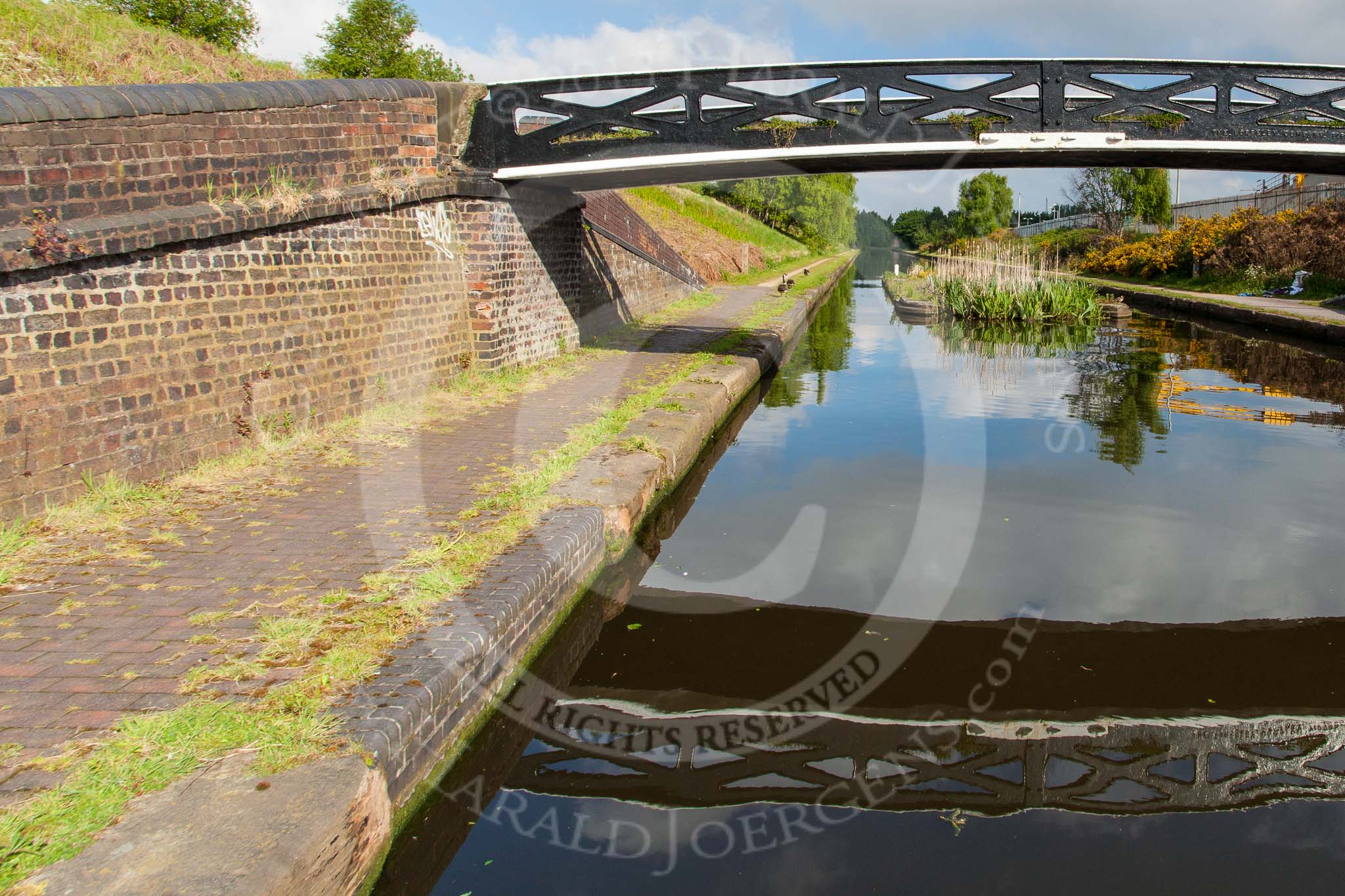 BCN Marathon Challenge 2013: Winson Green Roving Bridge (a Horeseley Iron Works cast iron bridge, dated 1826) on the BCN Main Line. Just behind the bridge is Winson Green Gauging Island, a toll island which once carried an octagonal toll office..
Birmingham Canal Navigation,


United Kingdom,
on 25 May 2013 at 08:38, image #69