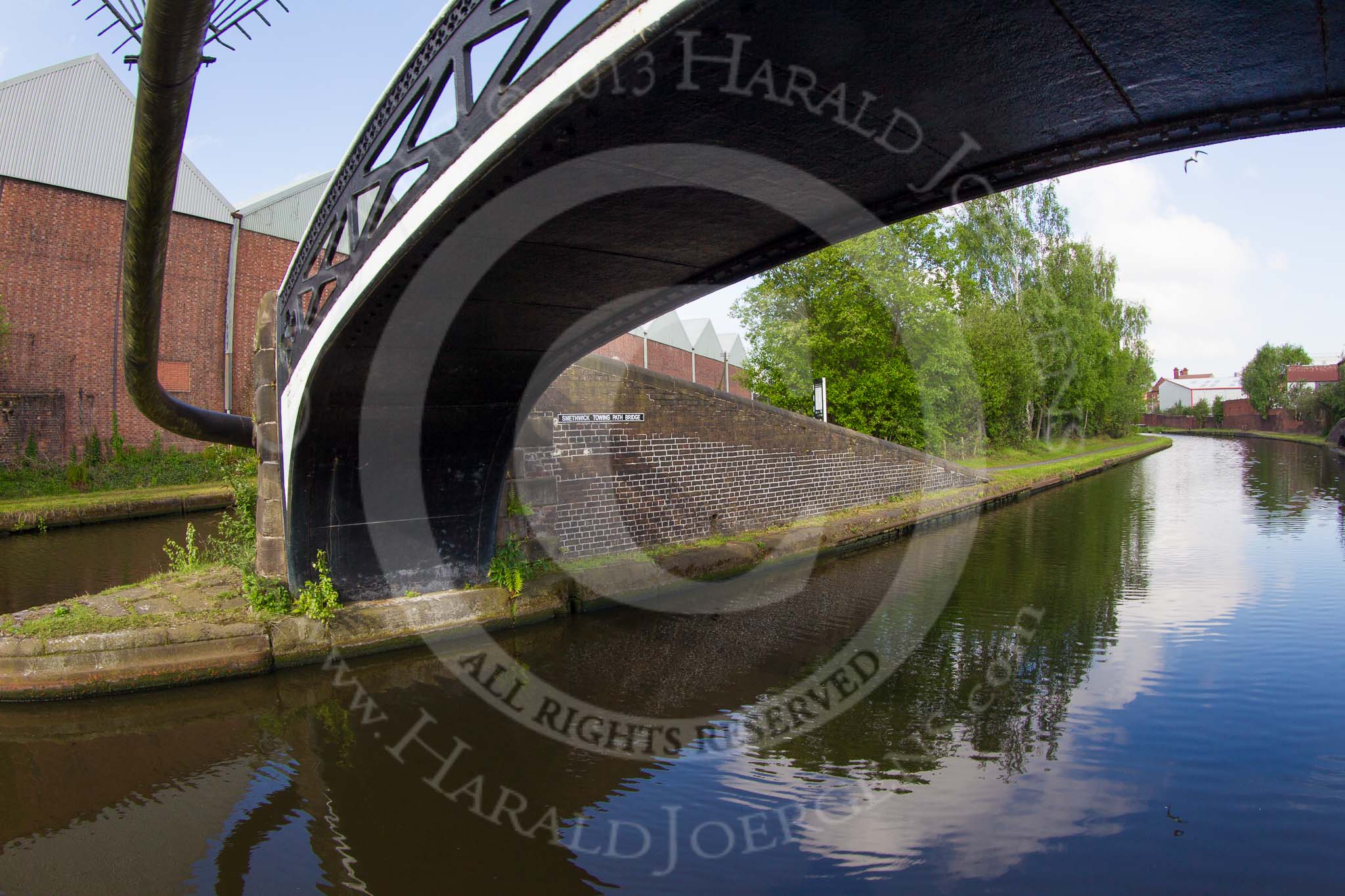 Photo 1305250853161D42202HaraldJoergens BCN Marathon Challenge 2013: Smethwick Towing Path Bridge at Smethwick Junction, a Horseley Iron Works cast iron bridge carrying the towpath from the right of the New Main Line to the left of the Old Main Line..
Birmingham Canal Navigation,
United Kingdom,
on 25 May 2013 at 08:53, image #88
