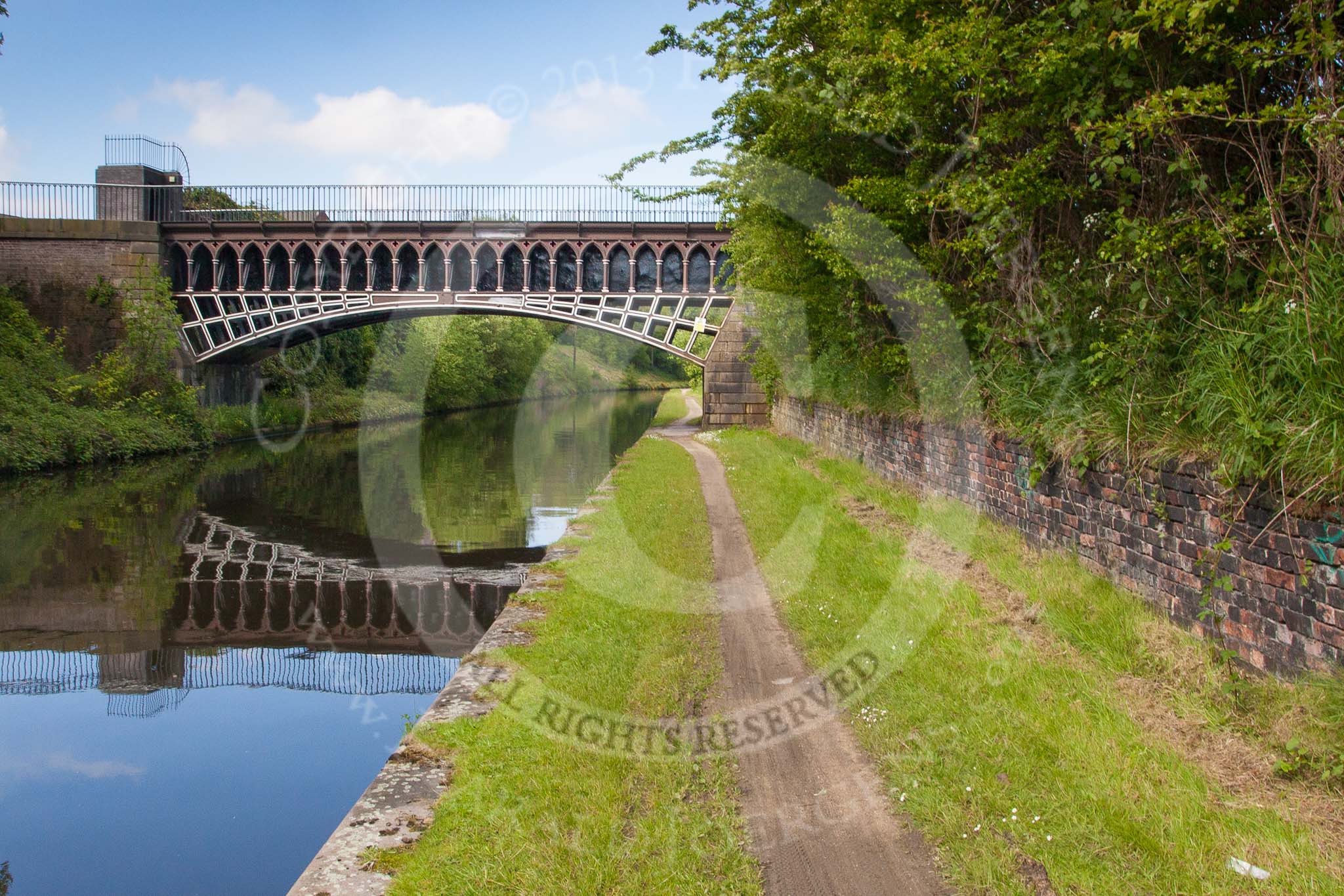 BCN Marathon Challenge 2013: The Engine Arm Aqueduct seen from the BCN Main Line. Originally a feeder for the canal system, the engine arm joins the Old Main Line which runs here parallel, but at a higher level..
Birmingham Canal Navigation,


United Kingdom,
on 25 May 2013 at 09:19, image #99