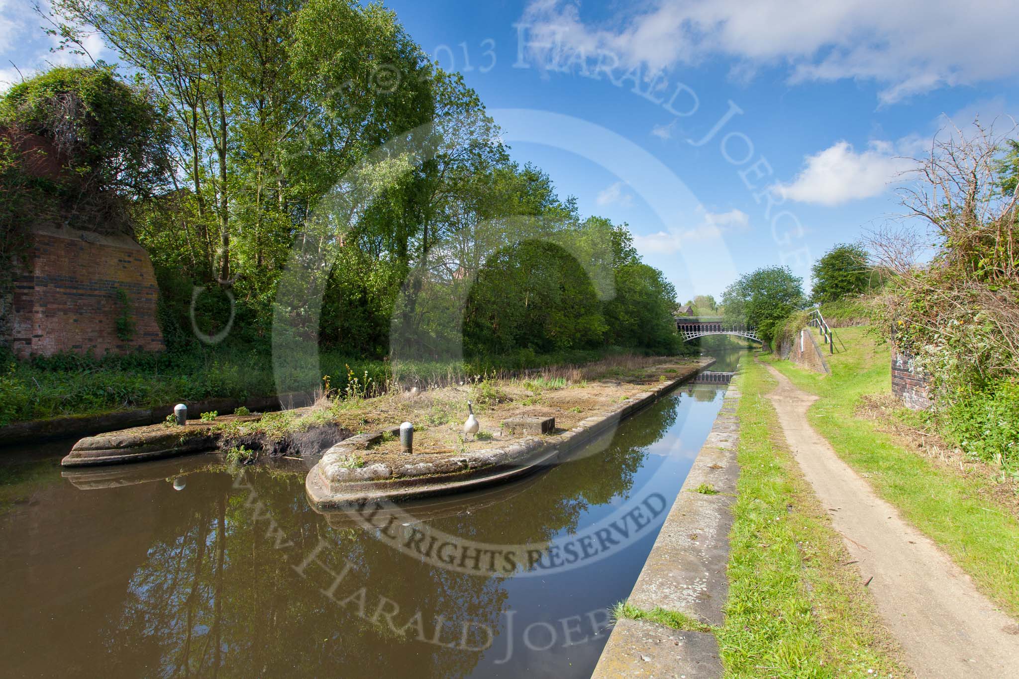 BCN Marathon Challenge 2013: "Smethwick Stop", a toll island on the BCN New Main Line, with the Telfor Aquedact in the background, carrying the Engine Branch from the Old Main Line over the New Main Line..
Birmingham Canal Navigation,


United Kingdom,
on 25 May 2013 at 09:20, image #101