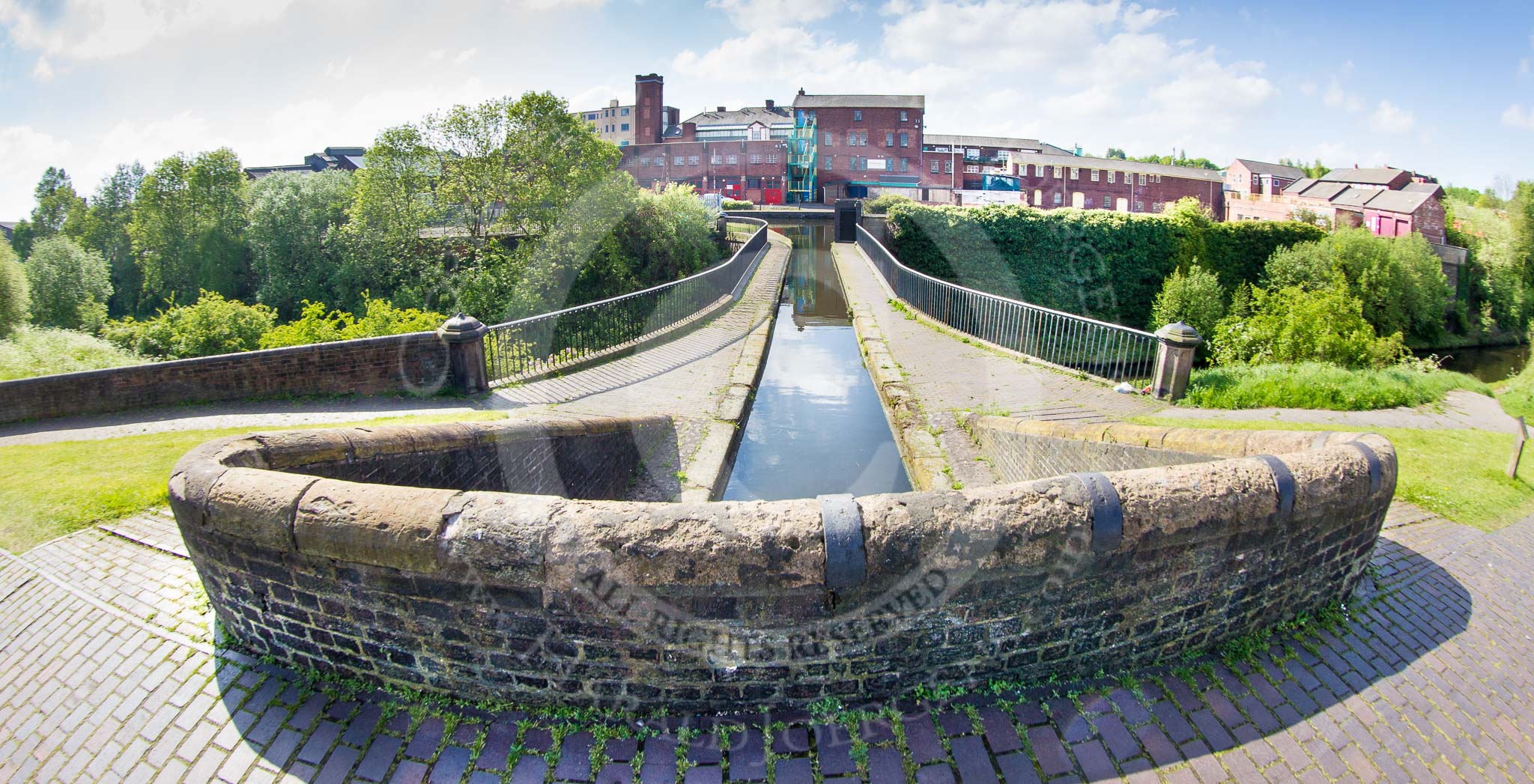 BCN Marathon Challenge 2013: The Engine Branch, originally a feeder for the BCN, with Telford Aqueduct  crossing the New Main Line..
Birmingham Canal Navigation,


United Kingdom,
on 25 May 2013 at 09:22, image #102