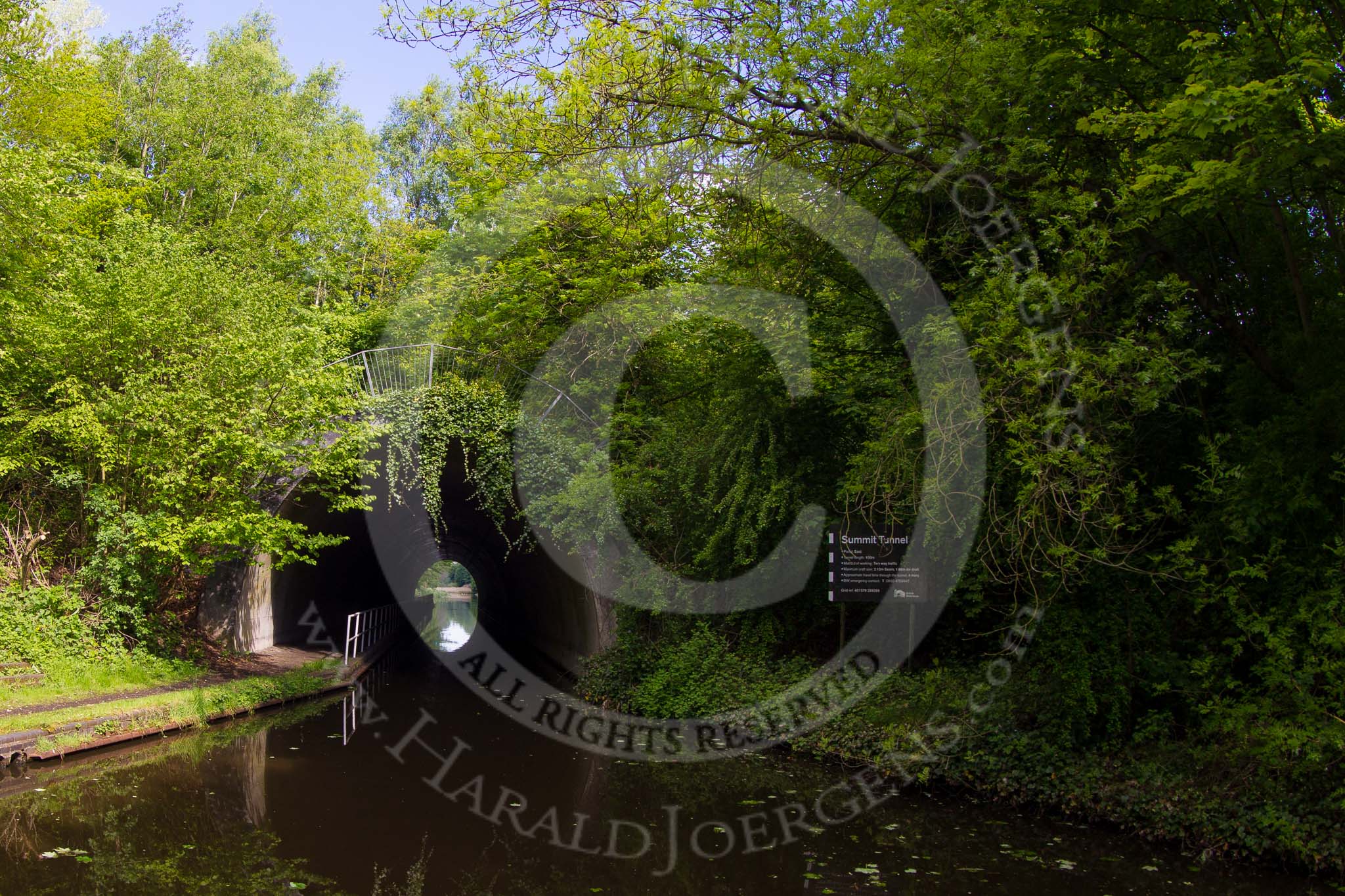 BCN Marathon Challenge 2013: Summit Tunnel on the BCN Old Main Line 473' level..
Birmingham Canal Navigation,


United Kingdom,
on 25 May 2013 at 09:33, image #108