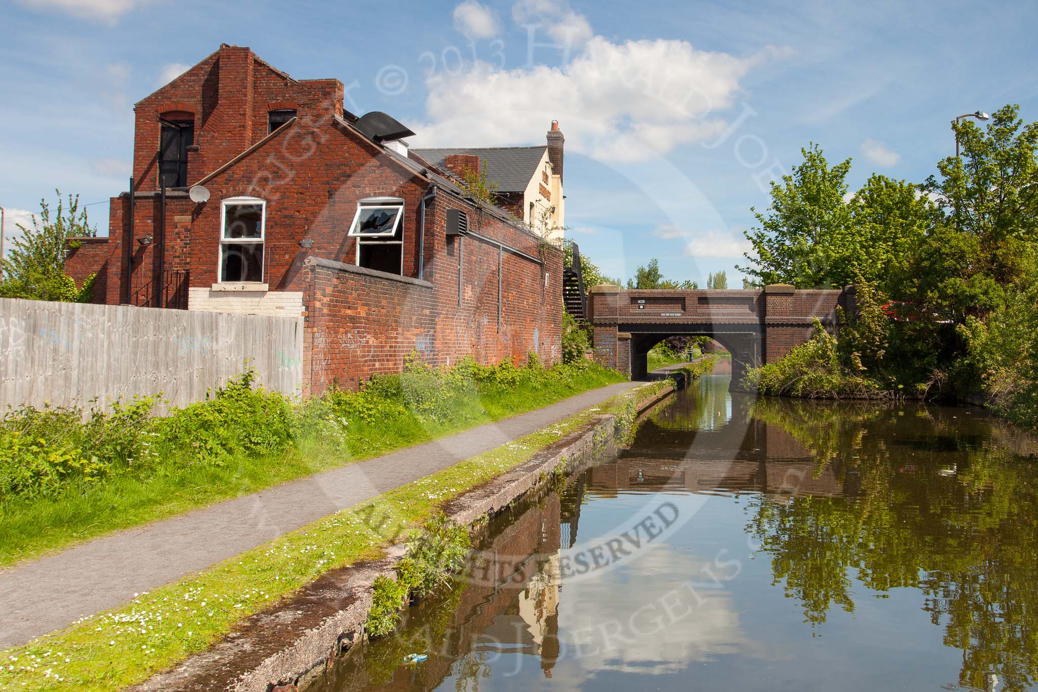 BCN Marathon Challenge 2013: The Titford Canal - "The Bridges" pub next to Langley Green Bridge, another derelict building that might have been served by the canal in the past..
Birmingham Canal Navigation,


United Kingdom,
on 25 May 2013 at 11:35, image #160