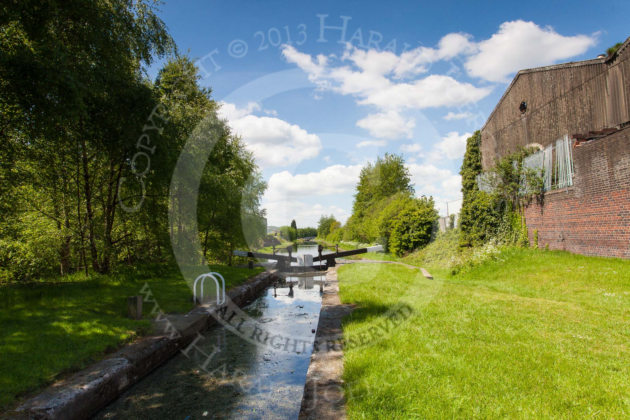 Photo 1305251242405D25504HaraldJoergens BCN Marathon Challenge 2013: The middle lock of the three Spon Lane Locks that link the BCN Old Main Line and the New Main Line between Spon Lane Junction and Bromford Junction..
Birmingham Canal Navigation,
United Kingdom,
on 25 May 2013 at 12:43, image #170