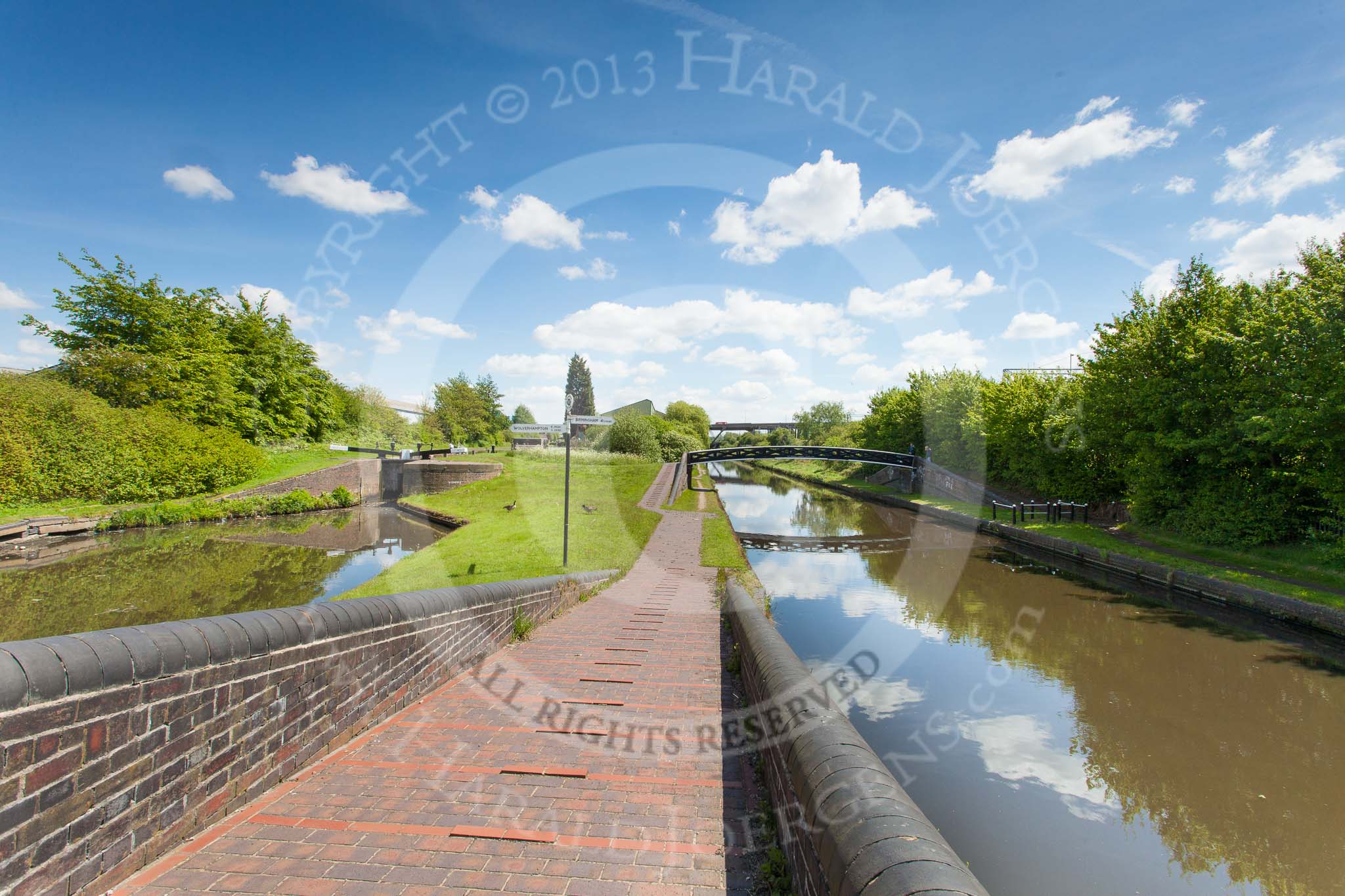BCN Marathon Challenge 2013: Bromford Junction, linking the BCN New Main Line, on the right, and the Old Main Line, on the left, via the three Spon Lane Locks..
Birmingham Canal Navigation,


United Kingdom,
on 25 May 2013 at 12:53, image #173