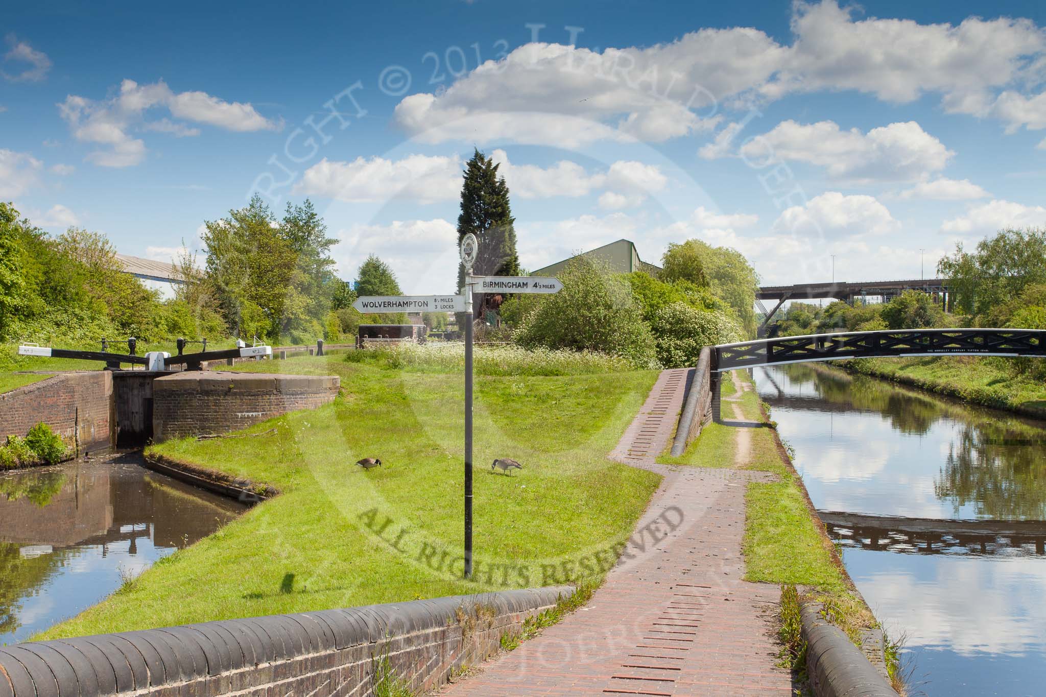 Photo 1305251252595D25535HaraldJoergens BCN Marathon Challenge 2013: Bromford Junction, linking the BCN New Main Line, on the right, and the Old Main Line, on the left, via the three Spon Lane Locks..
Birmingham Canal Navigation,
United Kingdom,
on 25 May 2013 at 12:53, image #174