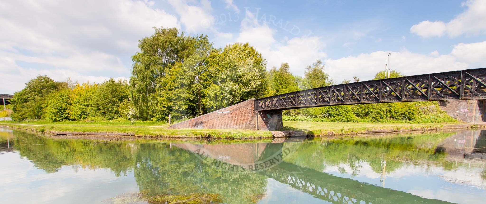BCN Marathon Challenge 2013: Deepfields Junction Bridge, at Deepfields Junction on the BCN New Main Line, where the former Wednesbury Oak Loop, now called the Bradley Arm, joins..
Birmingham Canal Navigation,


United Kingdom,
on 25 May 2013 at 15:20, image #211