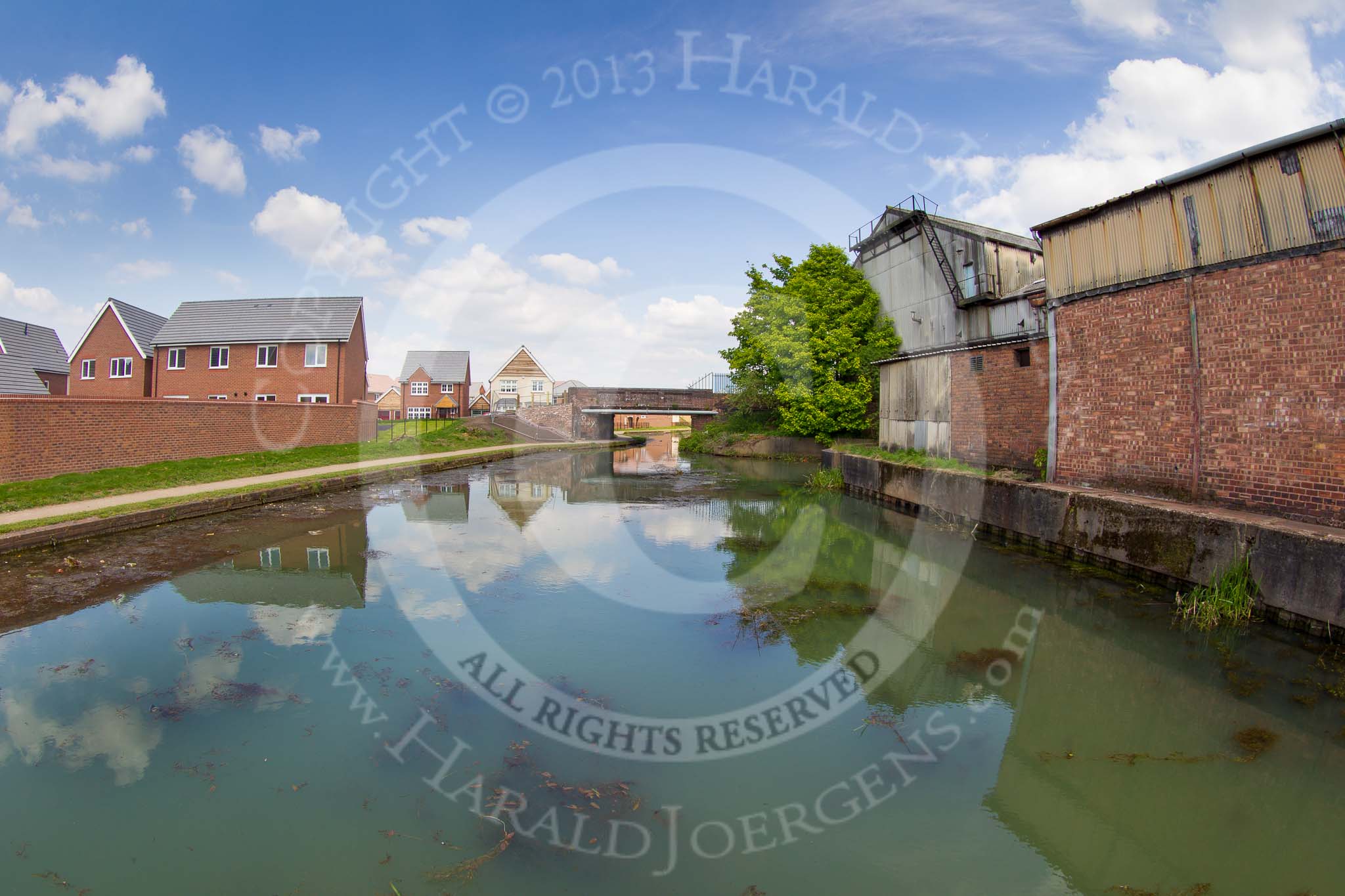 BCN Marathon Challenge 2013: Old industry on the east side of the Bradley Branch, next to Dudley Street Bridge. Two basins used to serve the industry on the right (GKN Sankey Ltd), a further basin on the left, new replaced by the modern housing development, served Bankfield Iron Works..
Birmingham Canal Navigation,


United Kingdom,
on 25 May 2013 at 15:49, image #220