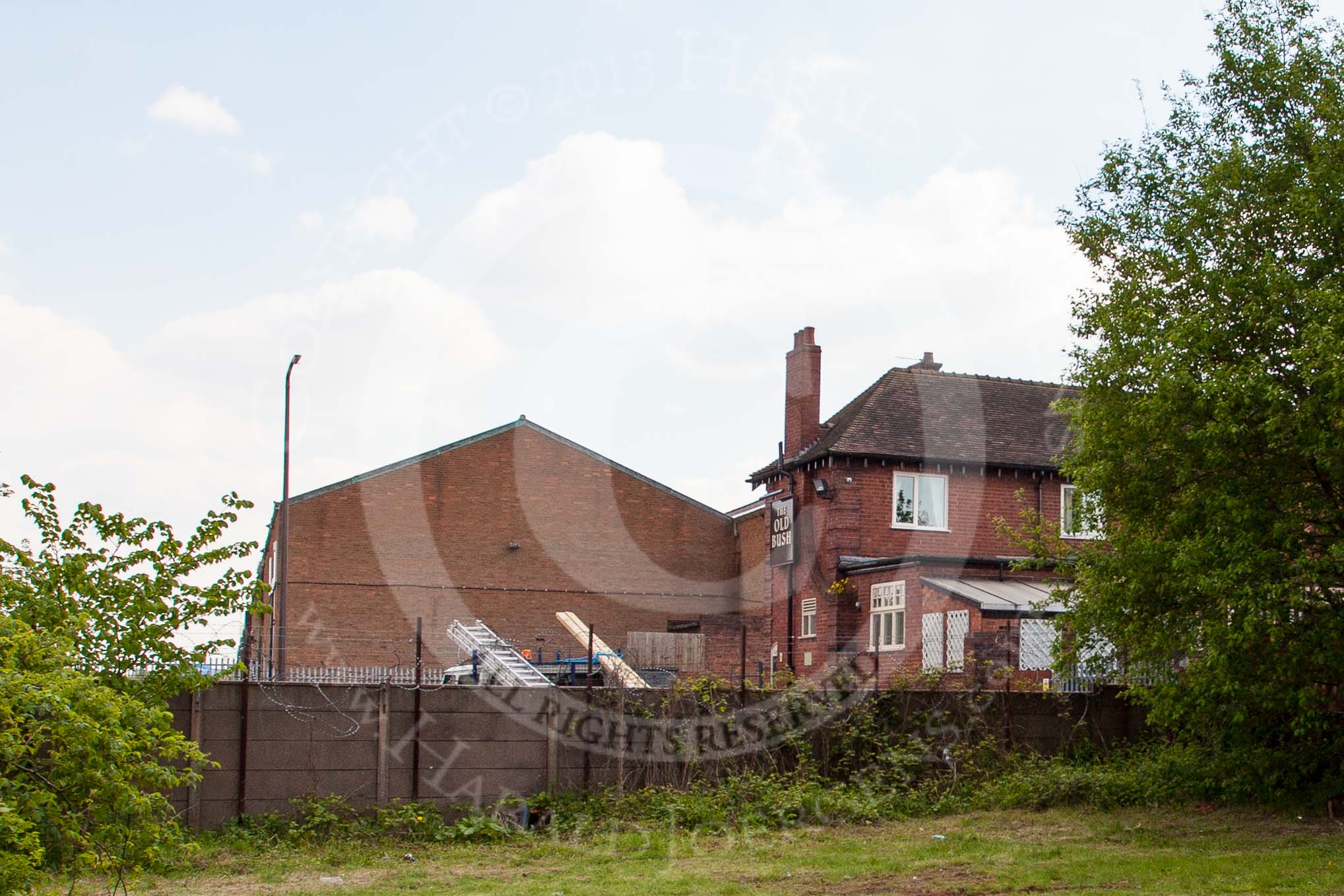 BCN Marathon Challenge 2013: The Old Bush Inn, a Marstons pub in Bilston, built next to the path of the Wednesbury Oak Loop, now just behind the terminus of the remainder of the loop, the Bradley Branch..
Birmingham Canal Navigation,


United Kingdom,
on 25 May 2013 at 16:16, image #234