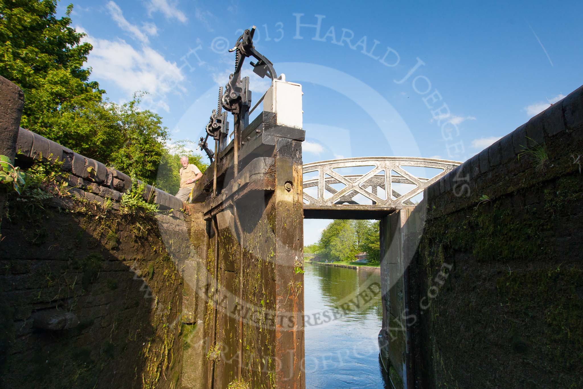 BCN Marathon Challenge 2013: Skipper Charley opening the lock gate at Factory Bottom Lock on the BCN New Main Line, near Factory Junction..
Birmingham Canal Navigation,


United Kingdom,
on 25 May 2013 at 18:09, image #263