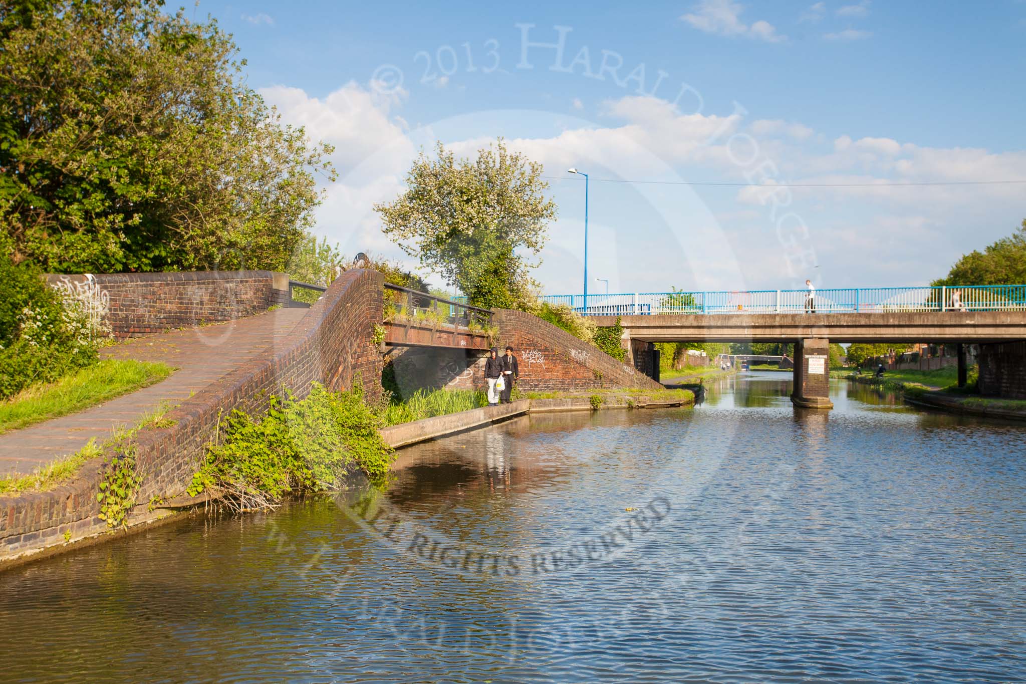 BCN Marathon Challenge 2013: The former Three Furnaces Branch on the BCN New Main Line below Factory Locks, with Three Furnace Bridge/Tipton Station Bridge behind. The platforms of Tipton Station were built over the remains of the branch..
Birmingham Canal Navigation,


United Kingdom,
on 25 May 2013 at 18:15, image #268