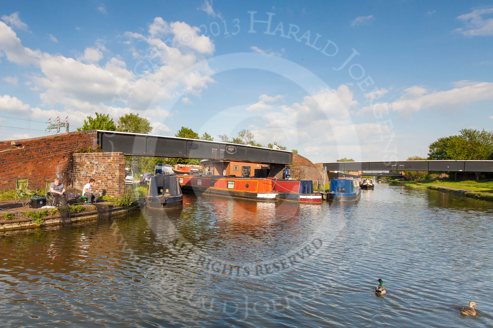 BCN Marathon Challenge 2013: The BCN New Main Line in Tipton, below Factory Locks. The boatyard on the left uses the remains of a former railway interchange basin..
Birmingham Canal Navigation,


United Kingdom,
on 25 May 2013 at 18:17, image #271