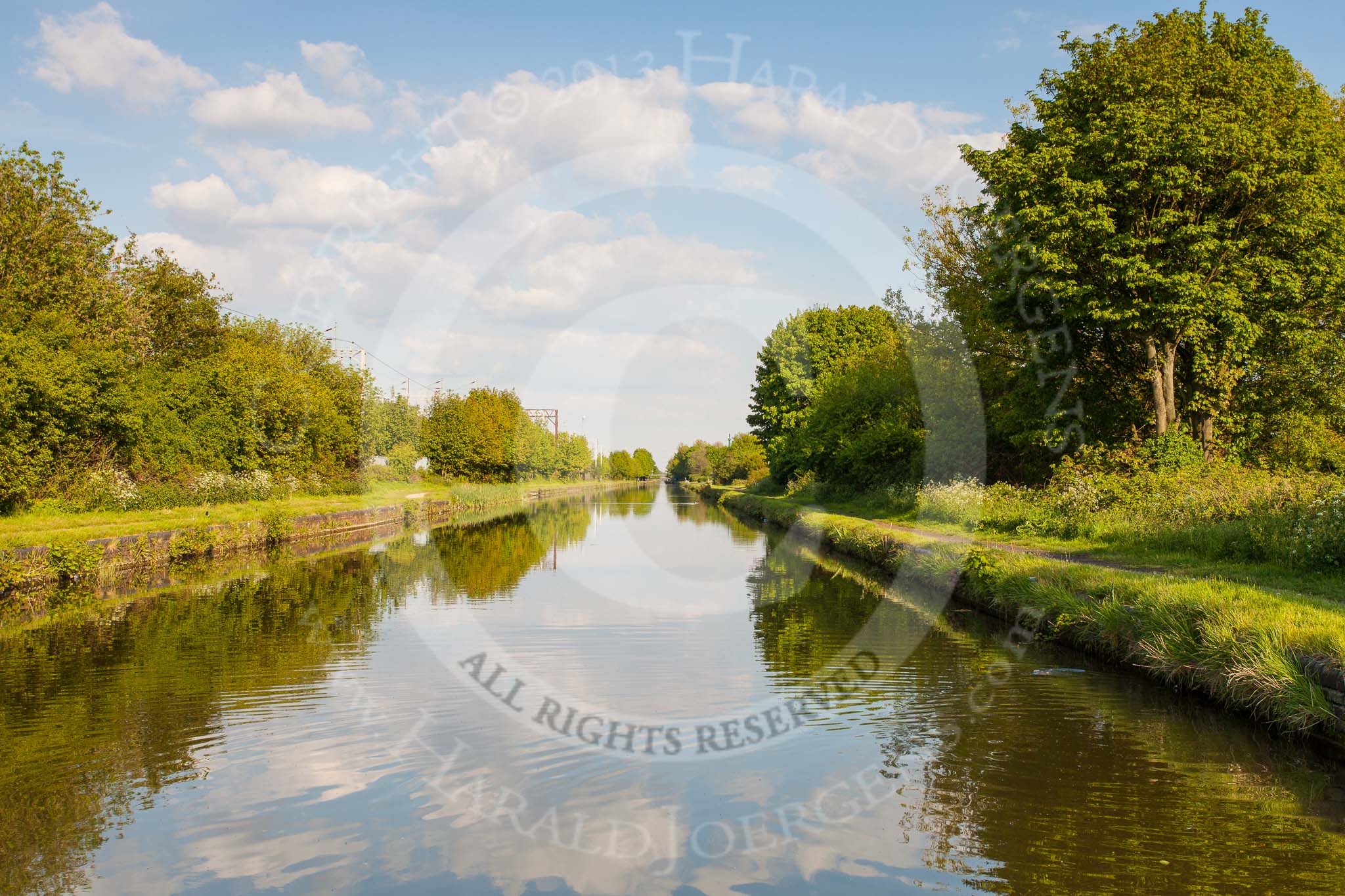 Photo 1305251819555D25865HaraldJoergens BCN Marathon Challenge 2013: The BCN New Main Line in Tipton between Watery Lane Junction and Dudley Port Junction, where the railway line, on the left, follows the canal for some miles..
Birmingham Canal Navigation,
United Kingdom,
on 25 May 2013 at 18:20, image #273