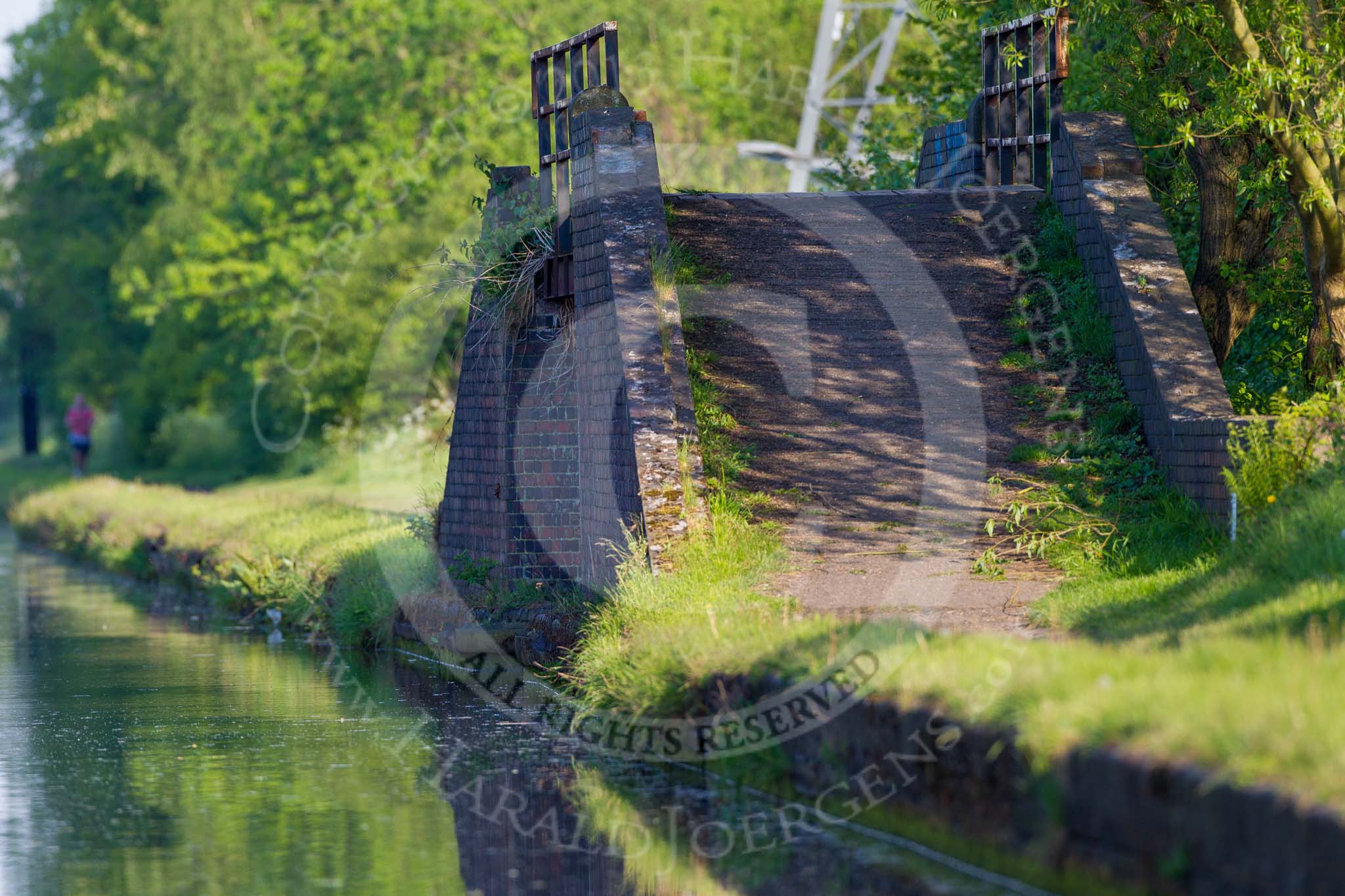 Photo 1305251838131D42748HaraldJoergens BCN Marathon Challenge 2013: Factory bridge to a former canal basin near Albion Junction. The long focal lenth used makes the approach to the bridge look much shorter than it is in reality..
Birmingham Canal Navigation,
United Kingdom,
on 25 May 2013 at 18:38, image #290