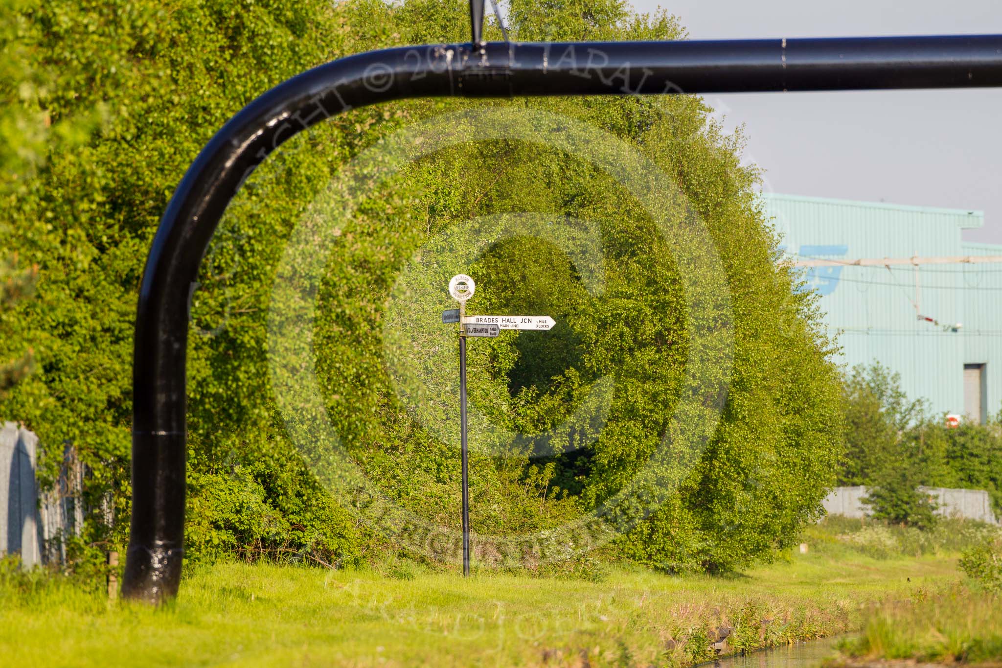 BCN Marathon Challenge 2013: Pipe bridge and BCNS signpost at Albion Junction, where the Netherton Tunnel Branch koins the BCN New Main Line..
Birmingham Canal Navigation,


United Kingdom,
on 25 May 2013 at 18:43, image #293