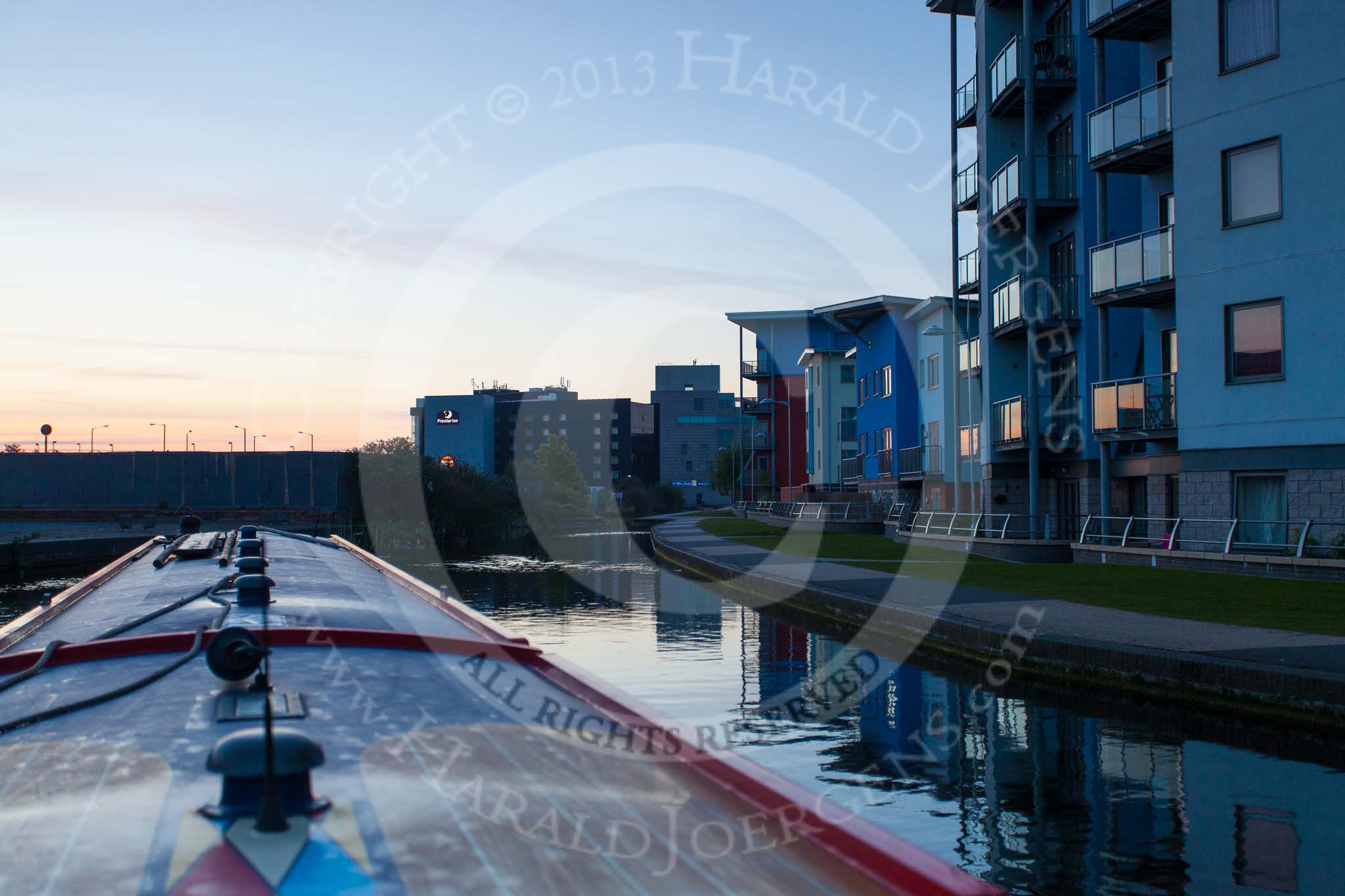 BCN Marathon Challenge 2013: NB "Folinious Mongoose", on the second day of the BCN Marathon Challenge, at first daylight, on the way to the end of Walsall Town Wharf. On the right the modern Waterfront South housing delevopment at Charles Street..
Birmingham Canal Navigation,


United Kingdom,
on 26 May 2013 at 04:49, image #331