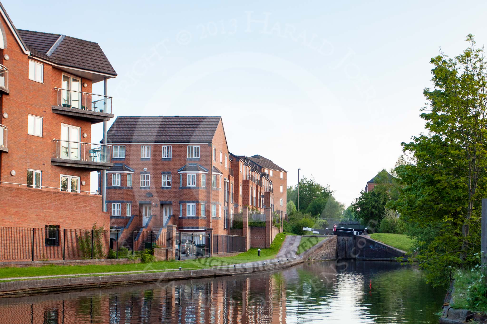BCN Marathon Challenge 2013: Walsall No. 8 lock, the bottom lock of the eight Walsall Locks, with a modern housing development on the left..
Birmingham Canal Navigation,


United Kingdom,
on 26 May 2013 at 05:08, image #338