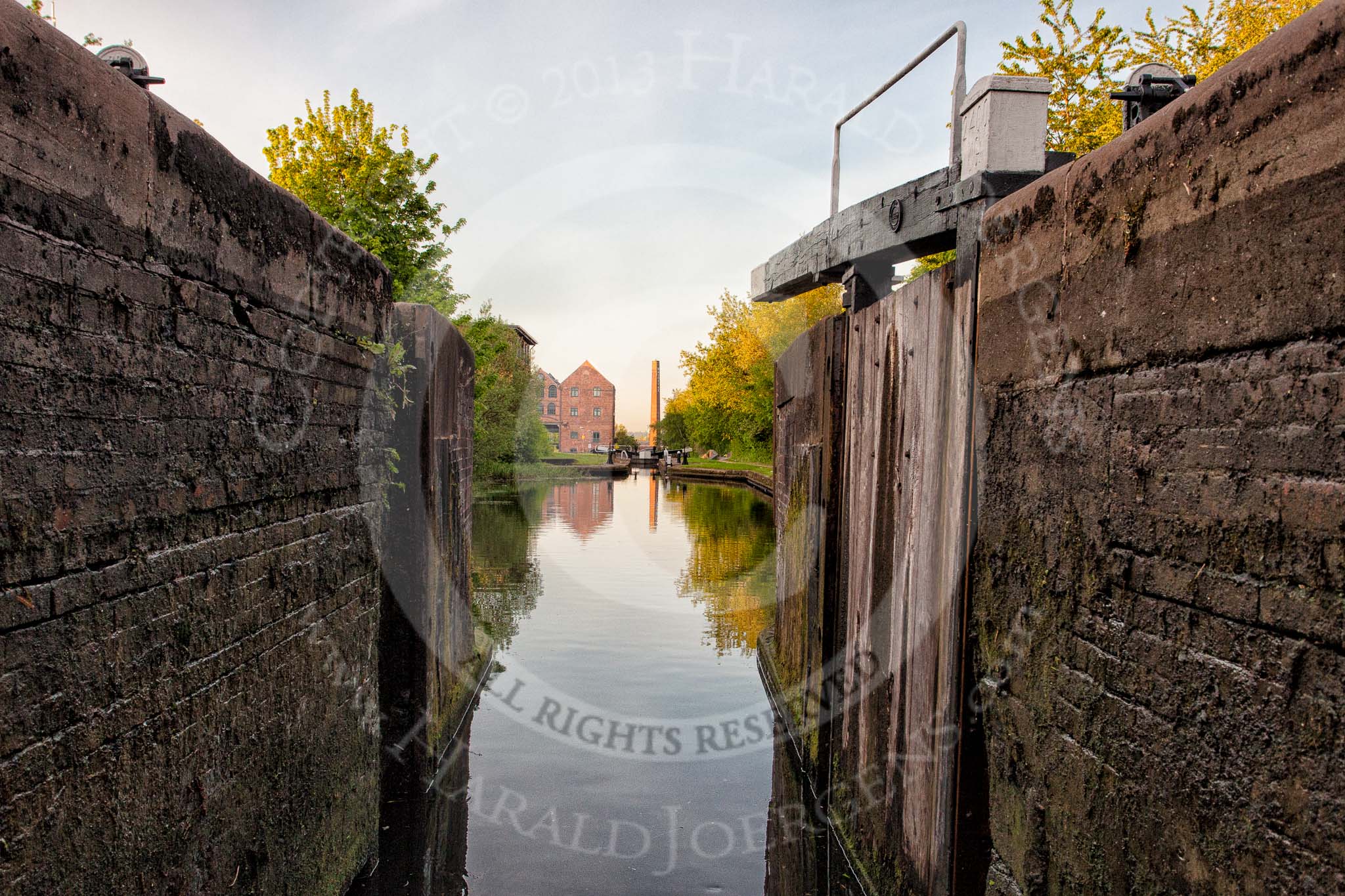 BCN Marathon Challenge 2013: Walsall No. 8 lock, the bottom lock of the eight Walsall Locks, seen from the No. 7 Lock, with Albion Flour Mill next to the bottom lock, and Walsall Junction, near the chimney, behind..
Birmingham Canal Navigation,


United Kingdom,
on 26 May 2013 at 05:43, image #344