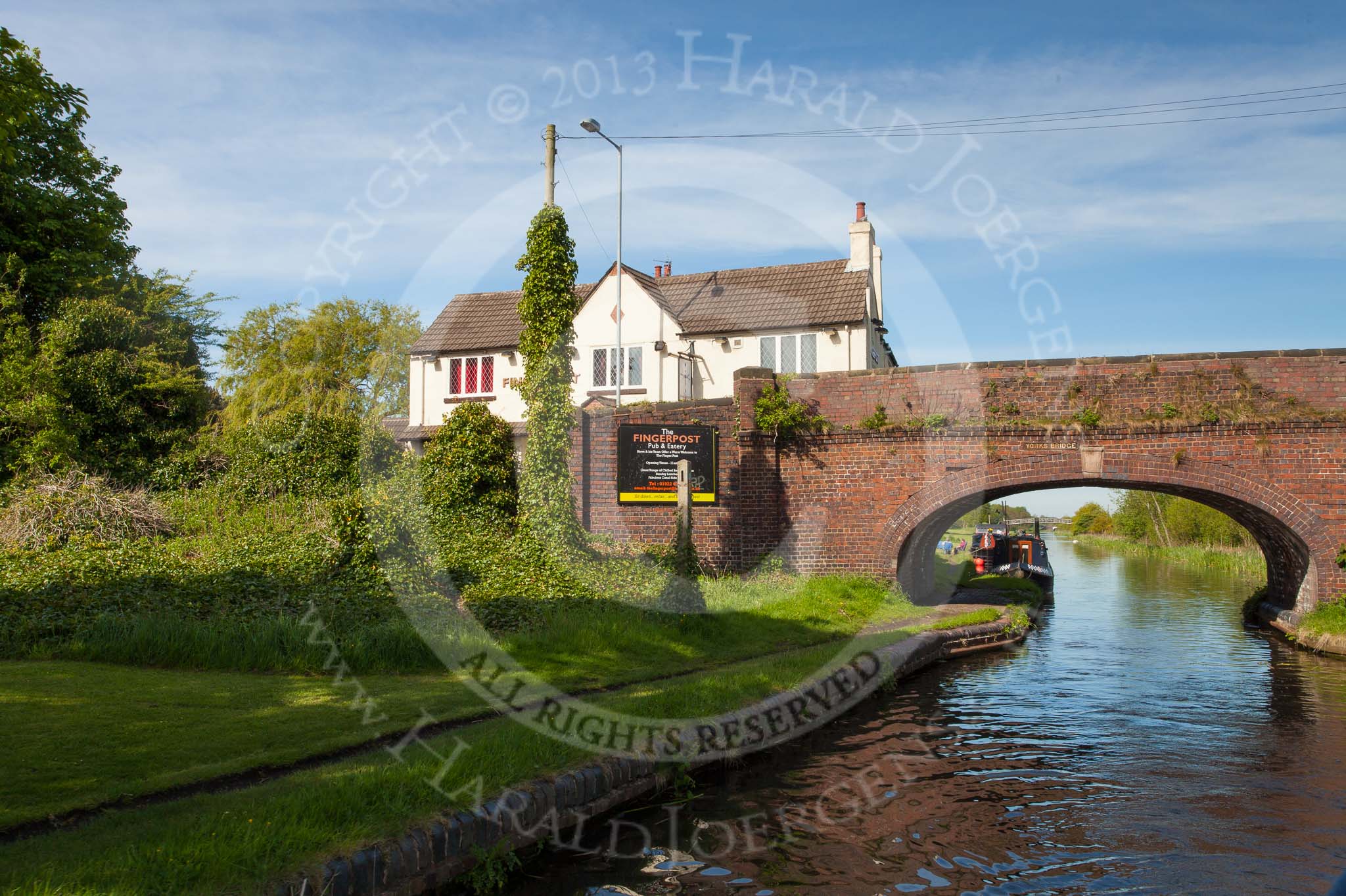 BCN Marathon Challenge 2013: The "Fingerpost" pub at Yorks Bridge on the Wyrley & Essington Canal, close to Pelsall Junction..
Birmingham Canal Navigation,


United Kingdom,
on 26 May 2013 at 09:05, image #372