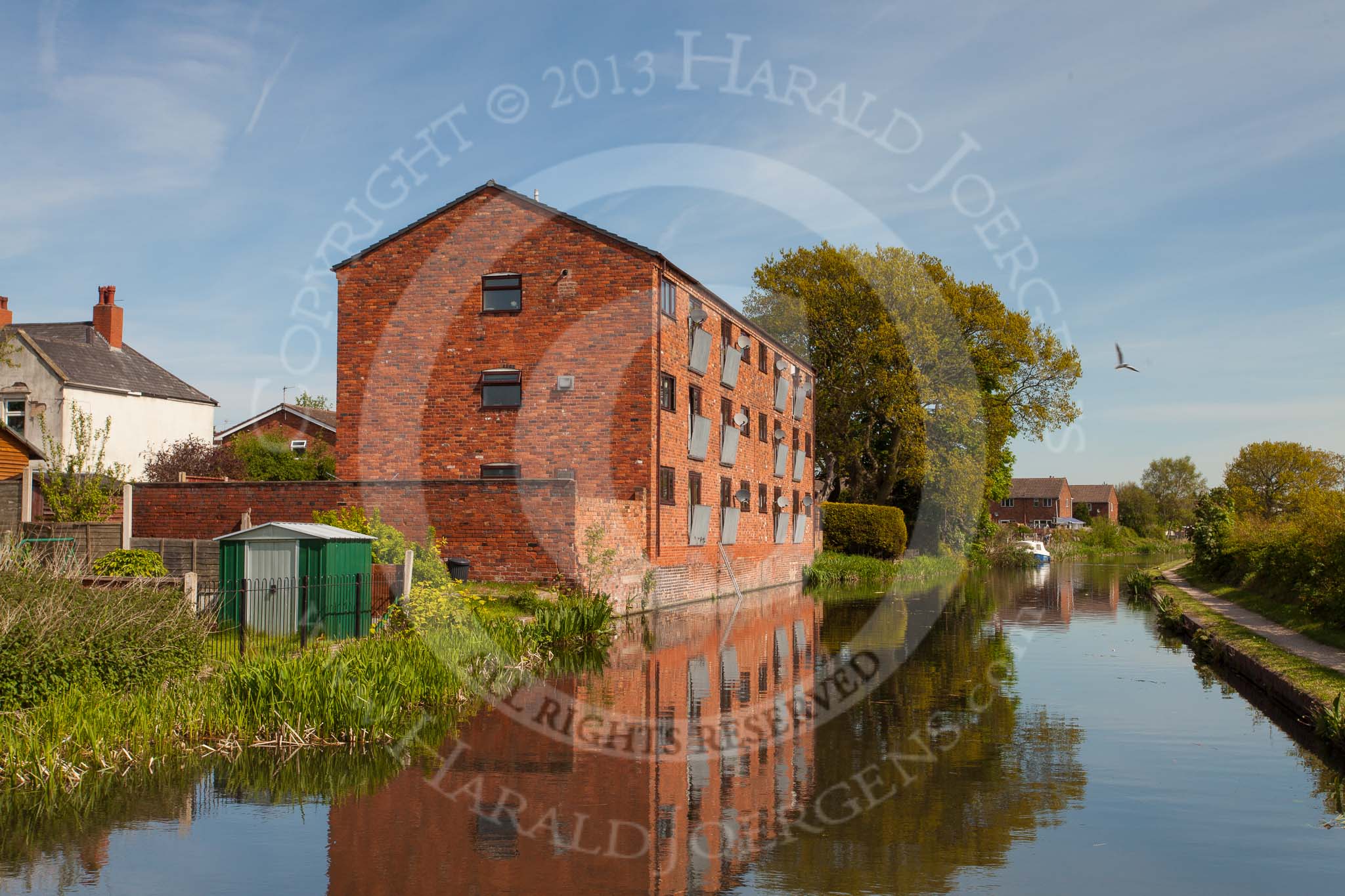 BCN Marathon Challenge 2013: An old looking new building on the side of the Anglesey Branch of the Wyrley & Essington Canal at Catshill..
Birmingham Canal Navigation,


United Kingdom,
on 26 May 2013 at 10:11, image #378