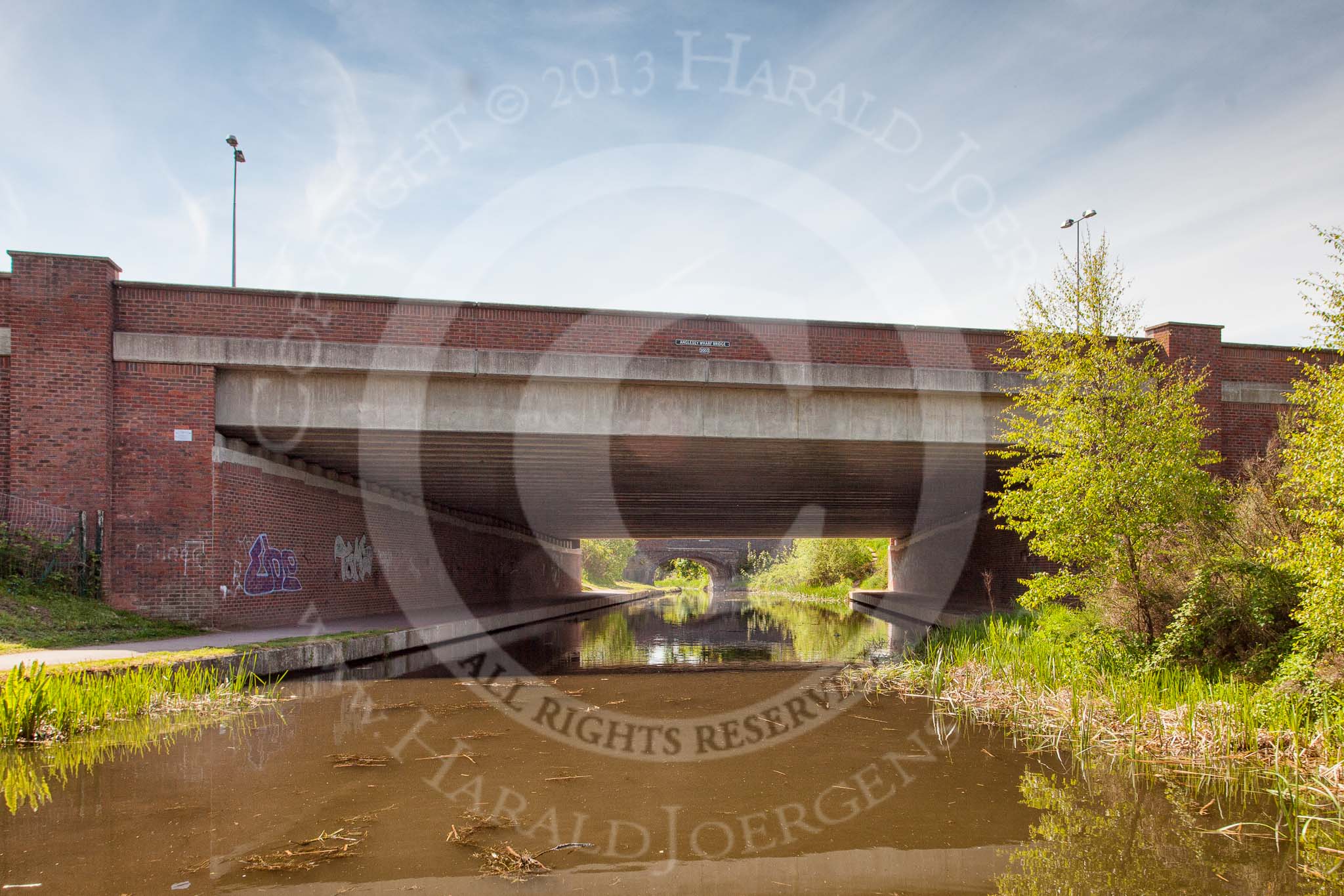 Photo 1305261104035D26401HaraldJoergensE2530 BCN Marathon Challenge 2013: Anglsey Wharf Bridge, carrying the M6 motoway over the Anglesey Branch of the Wyrley & Essington Canal, followed by Burntwood Road Bridge..
Birmingham Canal Navigation,
United Kingdom,
on 26 May 2013 at 11:04, image #401