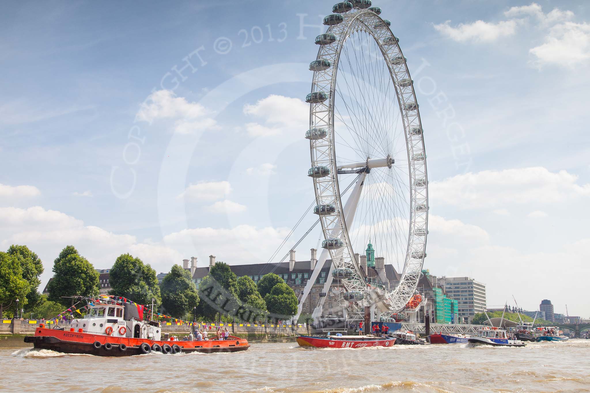TOW River Thames Barge Driving Race 2013: Tug "Aicirton" pulling barge "Jane", by the RMT Union, in front of the London Eye..
River Thames between Greenwich and Westminster,
London,

United Kingdom,
on 13 July 2013 at 14:46, image #521