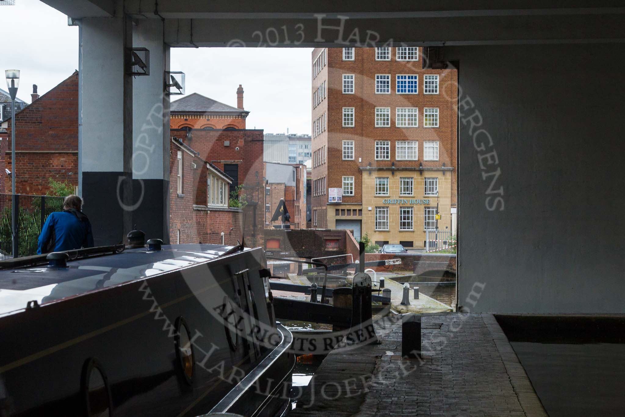 BCN Marathon Challenge 2014: Old and new at the Farmers Bridge Flight, Birmingham & Fazeley Canal, A modern building sits on top of the canal that continues, between much older buildings, down to the 372' level..
Birmingham Canal Navigation,


United Kingdom,
on 23 May 2014 at 14:42, image #30