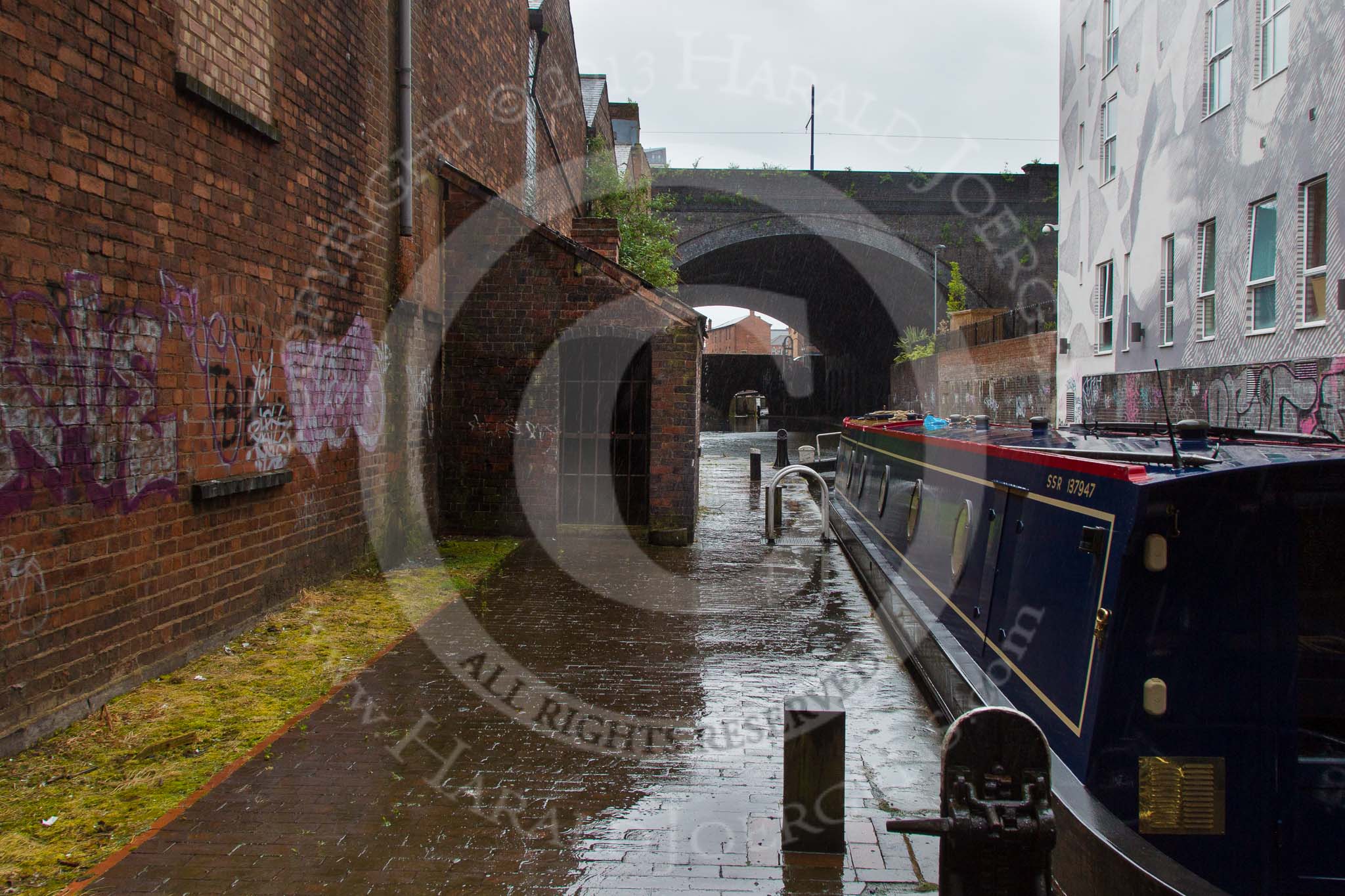 BCN Marathon Challenge 2014: A lengthman's hut (?) at the Farmers Bridge Bottom Lock on the Birmingham & Fazeley Canal. On the left used to be a varnish and ink factory..
Birmingham Canal Navigation,


United Kingdom,
on 23 May 2014 at 15:09, image #38