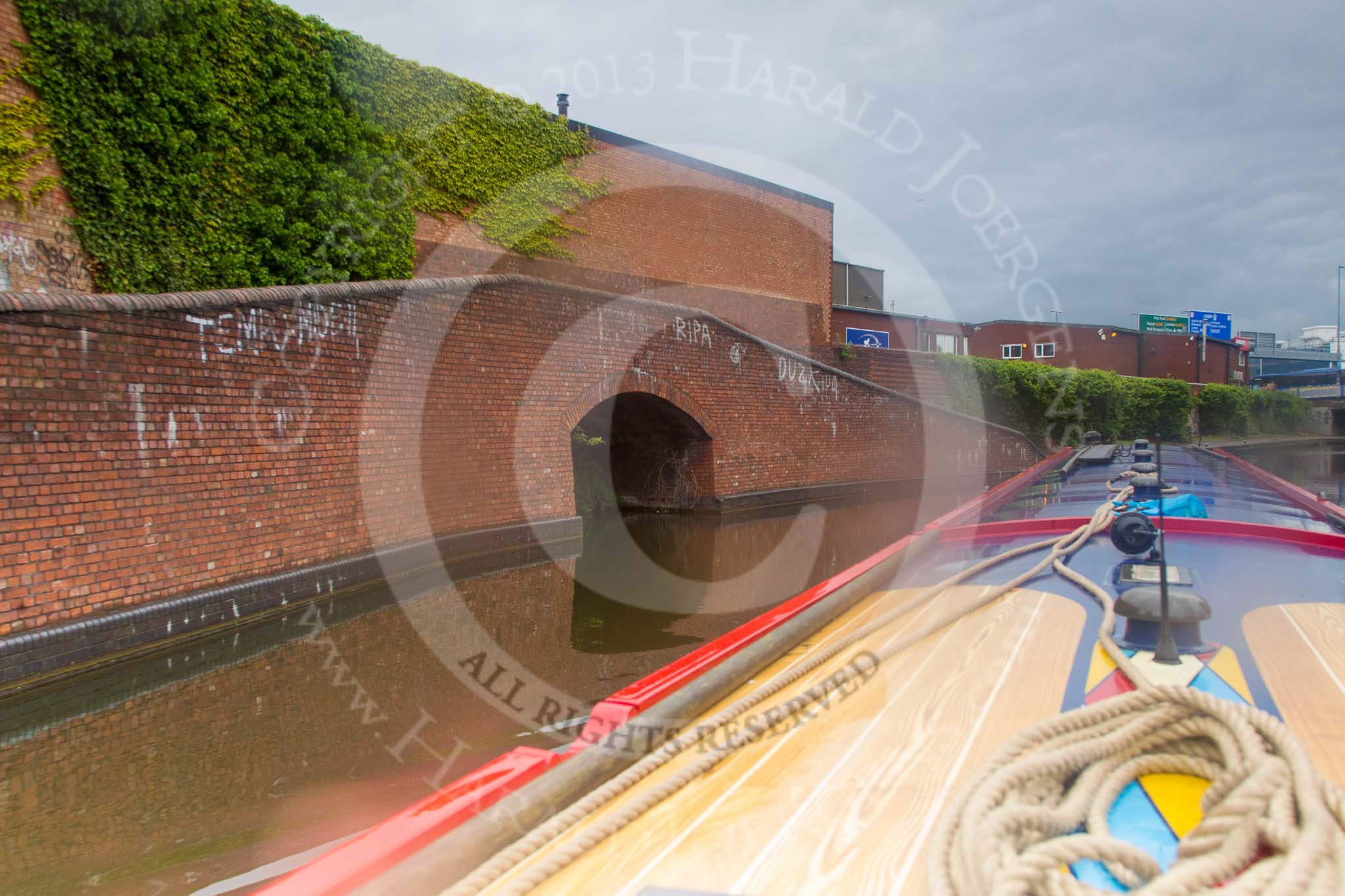 BCN Marathon Challenge 2014: Hospital Pound on the Birmingham & Fazeley Canal below the Farmers Bridge Locks. The bricked up factory bridge on the left served probaly City Wharf?.
Birmingham Canal Navigation,


United Kingdom,
on 23 May 2014 at 15:25, image #41
