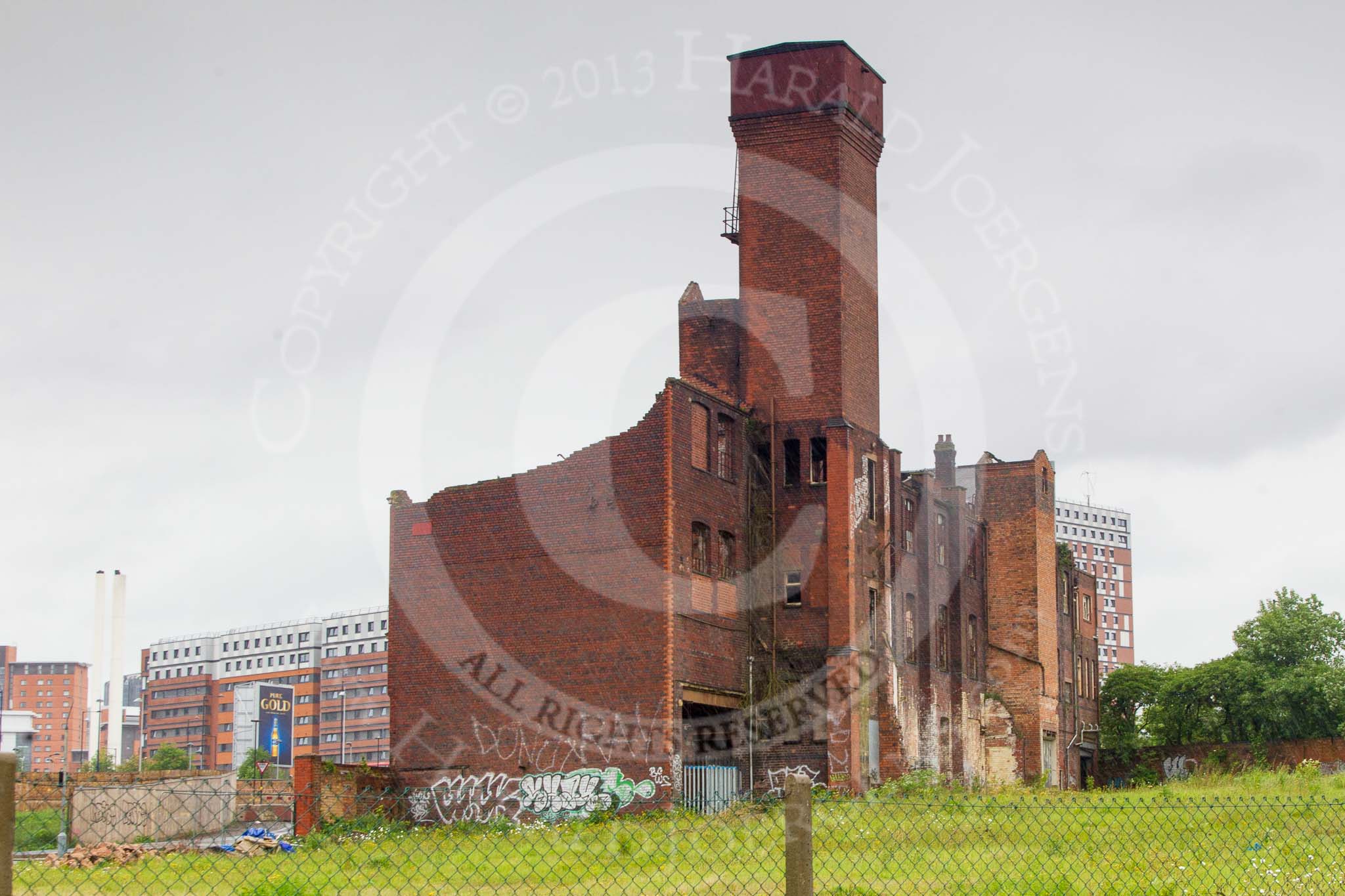 BCN Marathon Challenge 2014: An old building, slightly falling apart, near the Ashted top lock on the Digbeth Branch - does anyone know what it used to be?.
Birmingham Canal Navigation,


United Kingdom,
on 23 May 2014 at 15:55, image #48