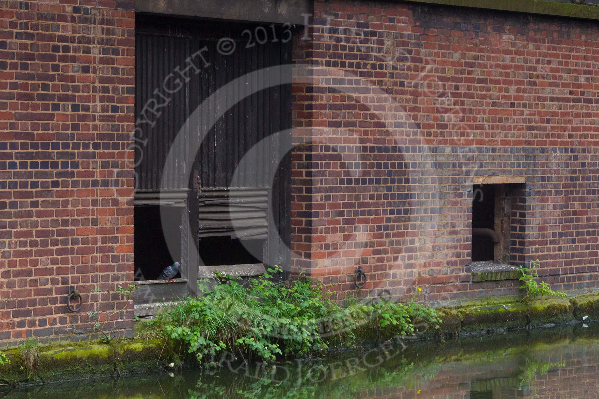 BCN Marathon Challenge 2014: The only inhabitants of this old factory or warehouse seem to be pigeons. The rings on the wall indicate that the door might have been used for loading/unloading. Garrison Locks, Grand Union Canal.
Birmingham Canal Navigation,


United Kingdom,
on 24 May 2014 at 08:46, image #80