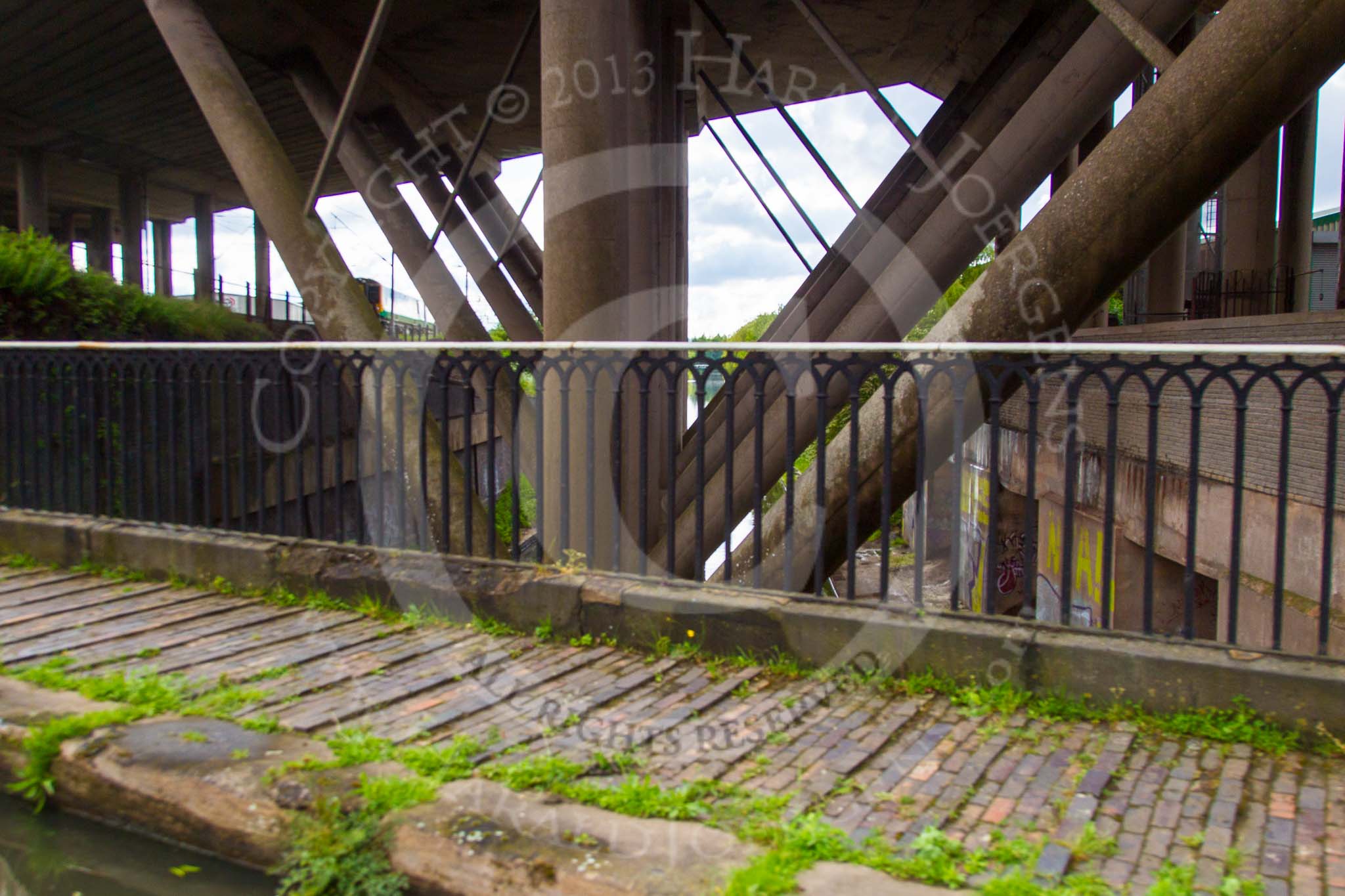 BCN Marathon Challenge 2014: Looking down from the Old Main Line to the New Main Line at Stewart Aqueduct, the M5 motoway support columns stand in the middle of the New Main Line.
Birmingham Canal Navigation,


United Kingdom,
on 24 May 2014 at 18:10, image #177