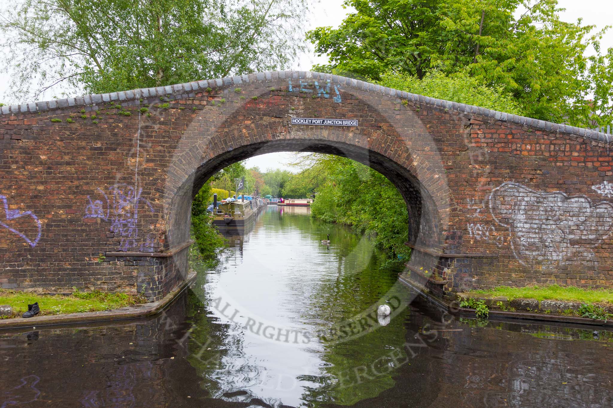 Photo 1505230913221D44585HaraldJoergens BCN 24h Marathon Challenge 2015: Hockley Port Junction Bridge, the entrance to the Birmingham Heath Branch, once serving Matthew Bolton's Soho Works, a group of workshops where craftsmen produced siverware and jewellery. The branch is now much shorter..
Birmingham Canal Navigations,
on 23 May 2015 at 09:13, image #34