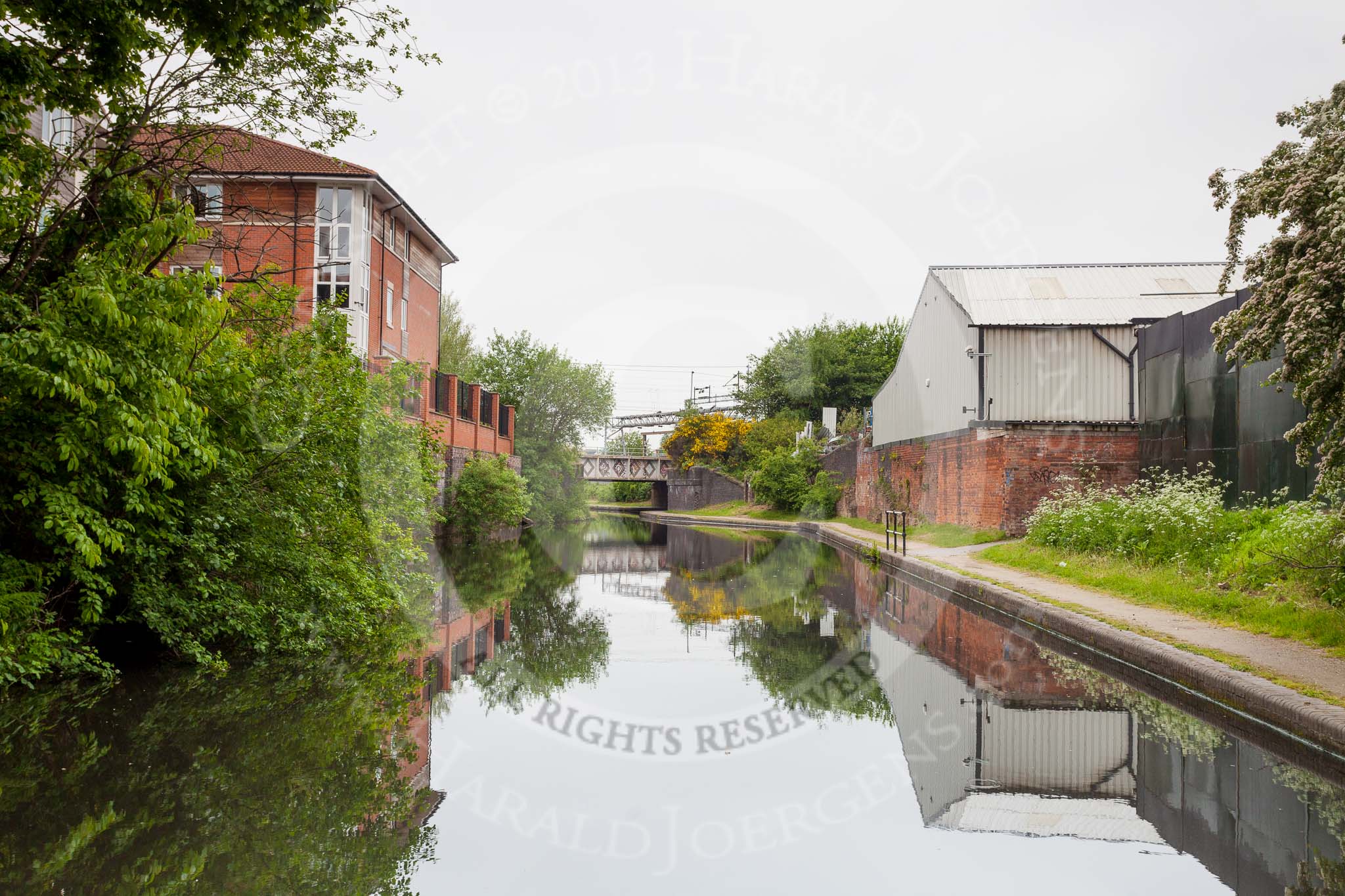 Photo 1505230946335D20044HaraldJoergens BCN 24h Marathon Challenge 2015: The Soho Loop between Winson Green Prison and Winson Green Railway Bridge, with a new development on the left and old industry on the right..
Birmingham Canal Navigations,
on 23 May 2015 at 09:46, image #40