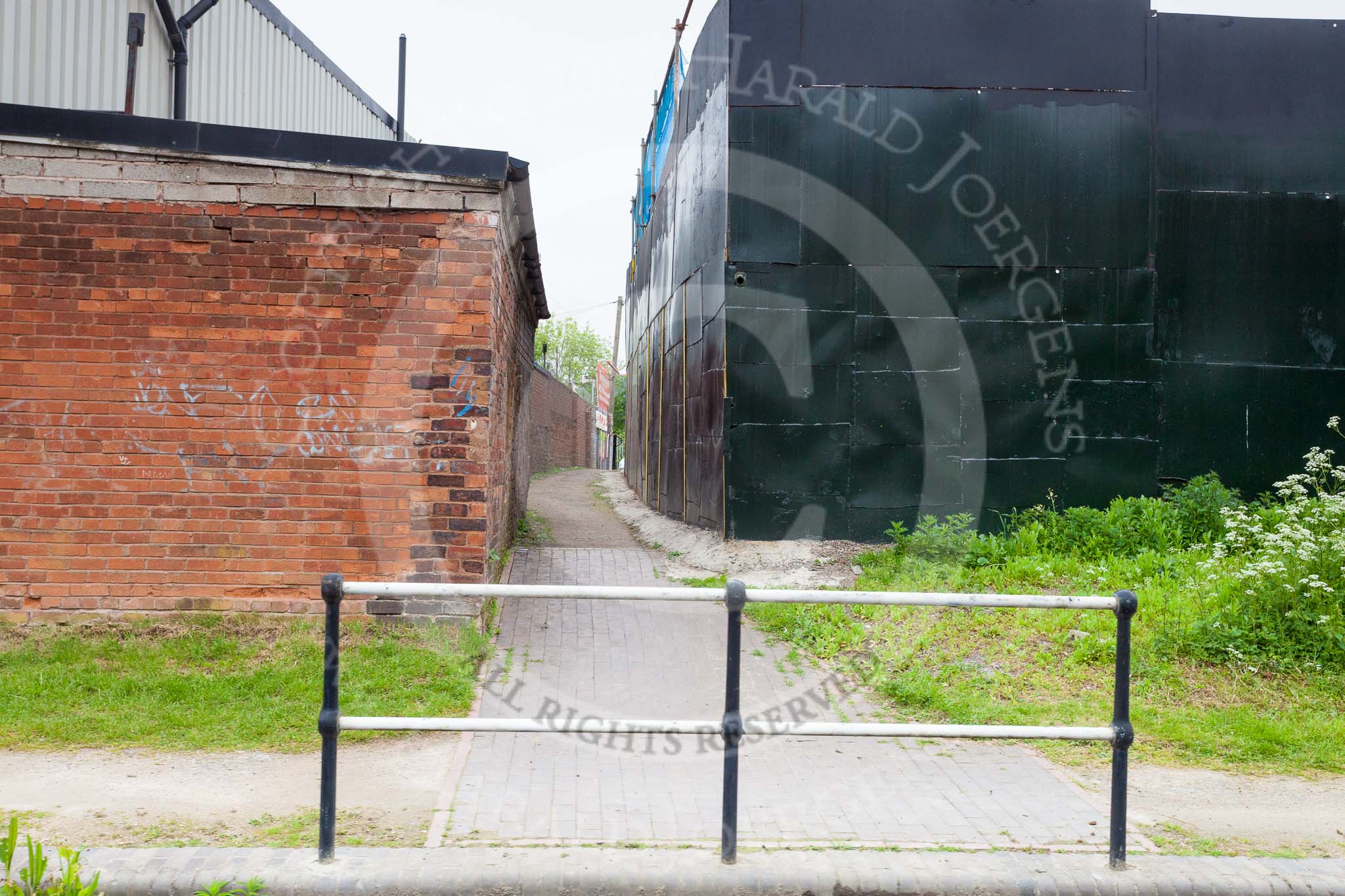 BCN 24h Marathon Challenge 2015: A footpath next to the Soho Loop, the structure on the right seems to have been built with steel plates welded together.
Birmingham Canal Navigations,



on 23 May 2015 at 09:47, image #41