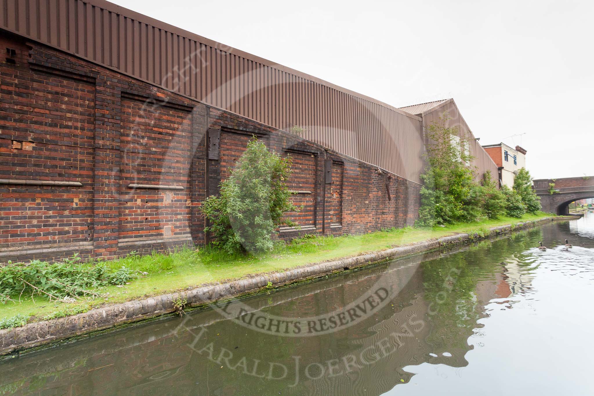 BCN 24h Marathon Challenge 2015: Old factory walls, with a newer factory behind, on the BCN Engine Arm.
Birmingham Canal Navigations,



on 23 May 2015 at 10:46, image #74