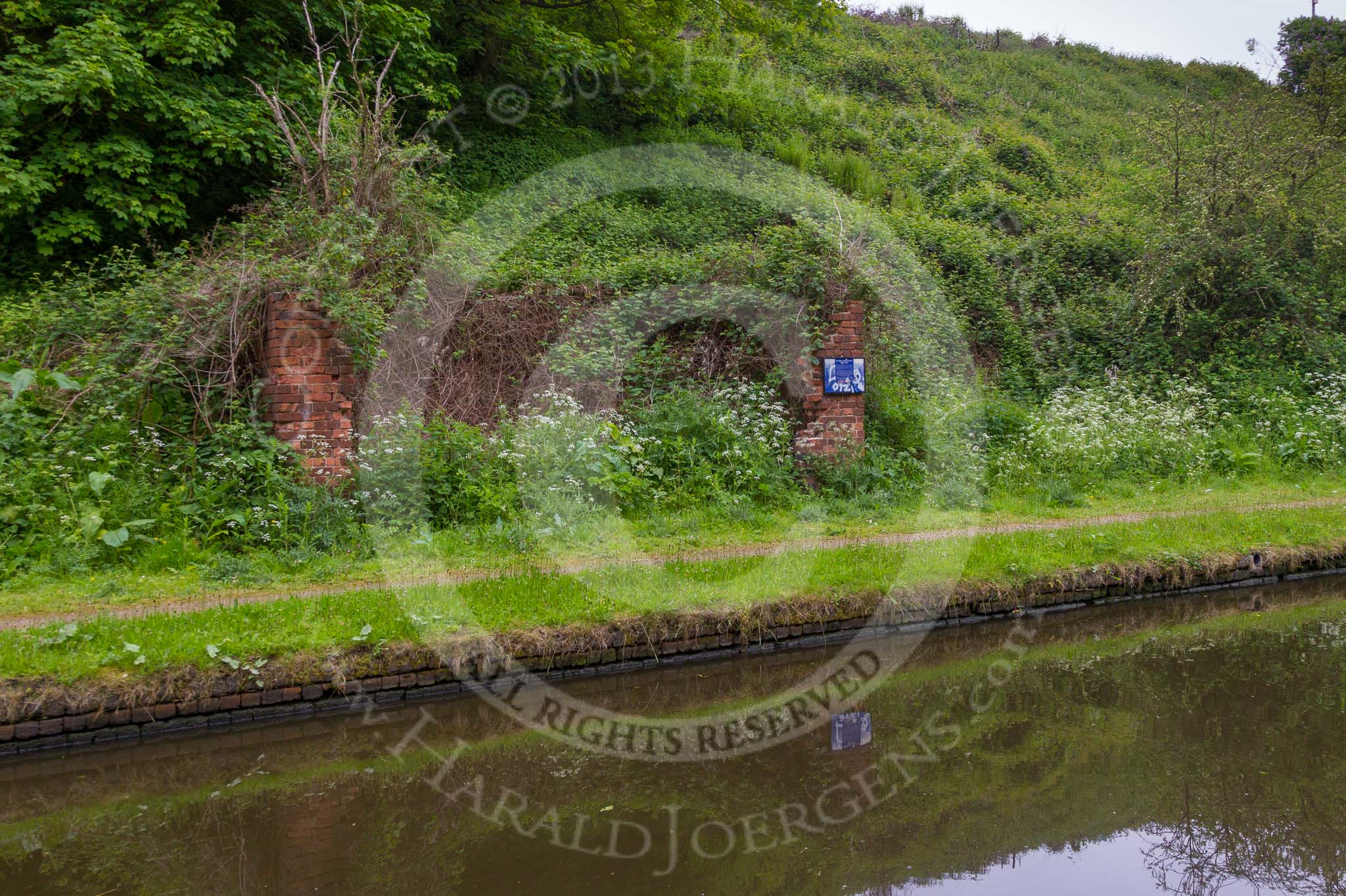 BCN 24h Marathon Challenge 2015: An old structure, where boatmen and horses used to shelter while waiting to load. Sandwell Park Colliery Coal Wharf was opposite..
Birmingham Canal Navigations,



on 23 May 2015 at 11:30, image #86