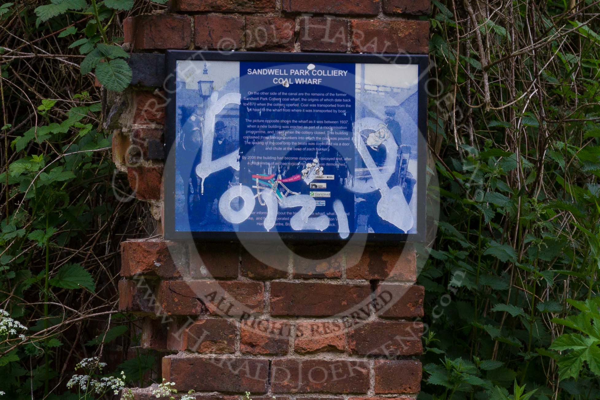 Photo 1505231130291D44639HaraldJoergens BCN 24h Marathon Challenge 2015: "Sandwell Park Colliery Coal Wharf
On the other side of the canal are the remains of the former Sandwell Park Colliery coal wharf, to origins of which date back to 1870 when the colliery opened. Coal was transported from the ?? to whe wharf from where it was transported by boat".
Birmingham Canal Navigations,
on 23 May 2015 at 11:30, image #87