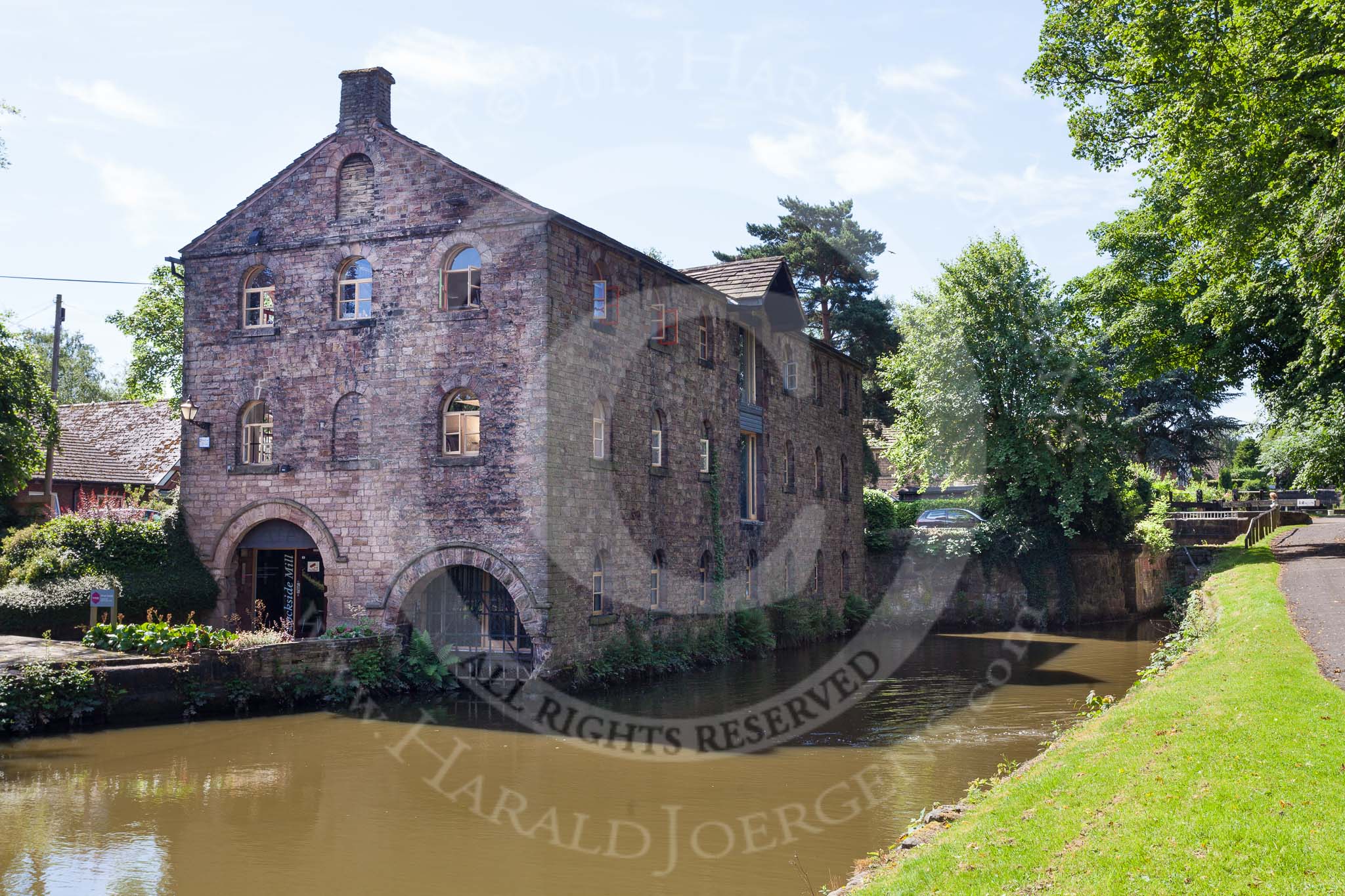 : "Lockside Mill" in Marple, a former warehouse.




on 03 July 2015 at 10:37, image #76