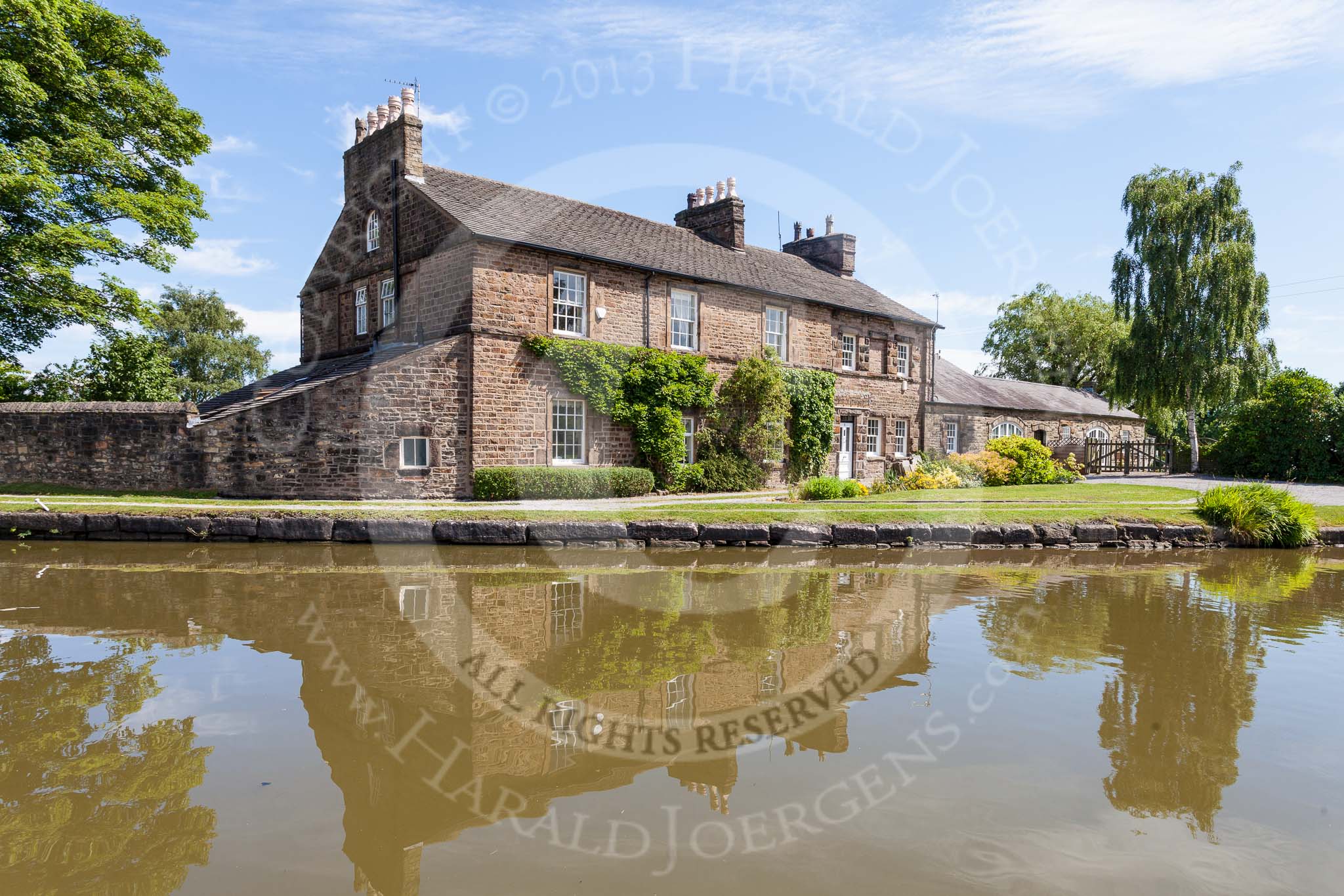 : A beautiful building opposite Marple Junction, where the Peak Forest Canal meets the Macclesfield Canal.




on 03 July 2015 at 11:32, image #98