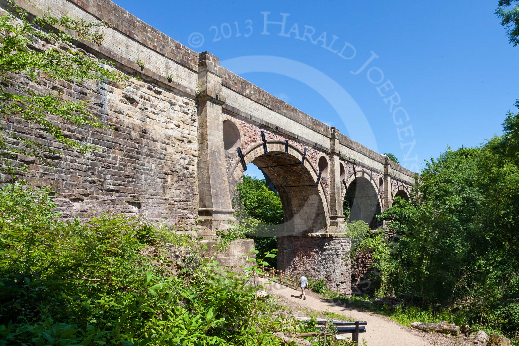 : The magnificient Marple Aqueduct, carrying the Lower Peak Forest Canal over the River Goyt, was built between 1795 and 1799.




on 03 July 2015 at 14:15, image #24