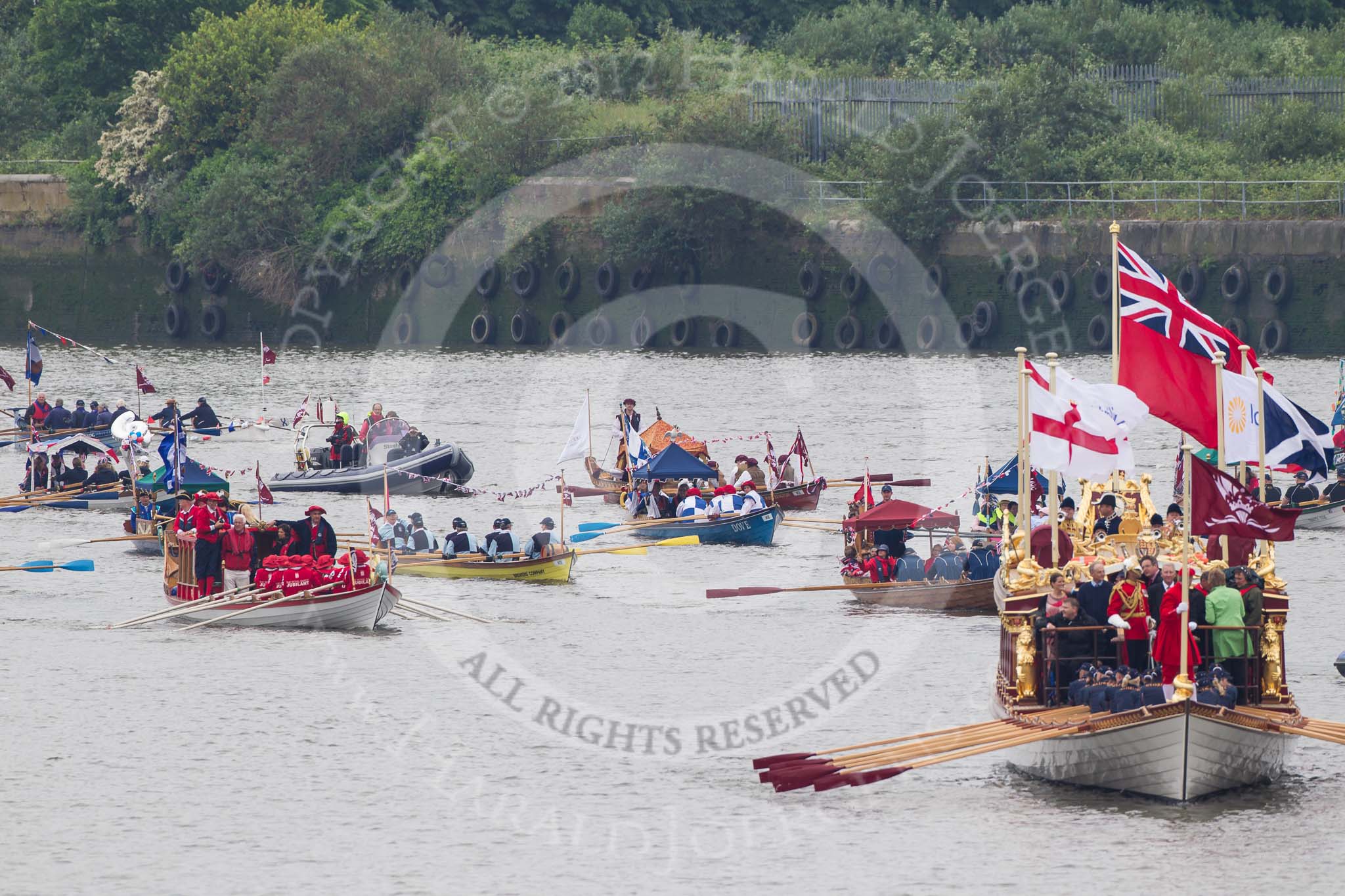 Thames Diamond Jubilee Pageant: SHALLOPS-Gloriana (M3)..
River Thames seen from Battersea Bridge,
London,

United Kingdom,
on 03 June 2012 at 14:37, image #63