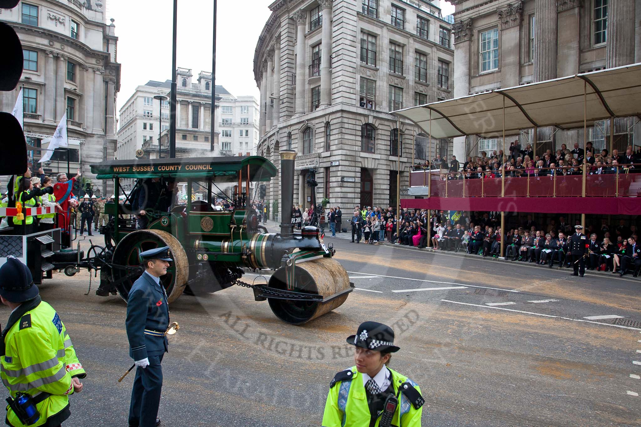Photo 111112_111642_1D2_113622HaraldJoergens_ The Lord Mayor's Show 2011: The Worshipful Company of Paviors, here with an 86-years-old, 8-tons steam roller (http://www.paviors.org.uk/)..
Opposite Mansion House, City of London,
London,
-,
United Kingdom,
on 12 November 2011 at 11:16, image #194