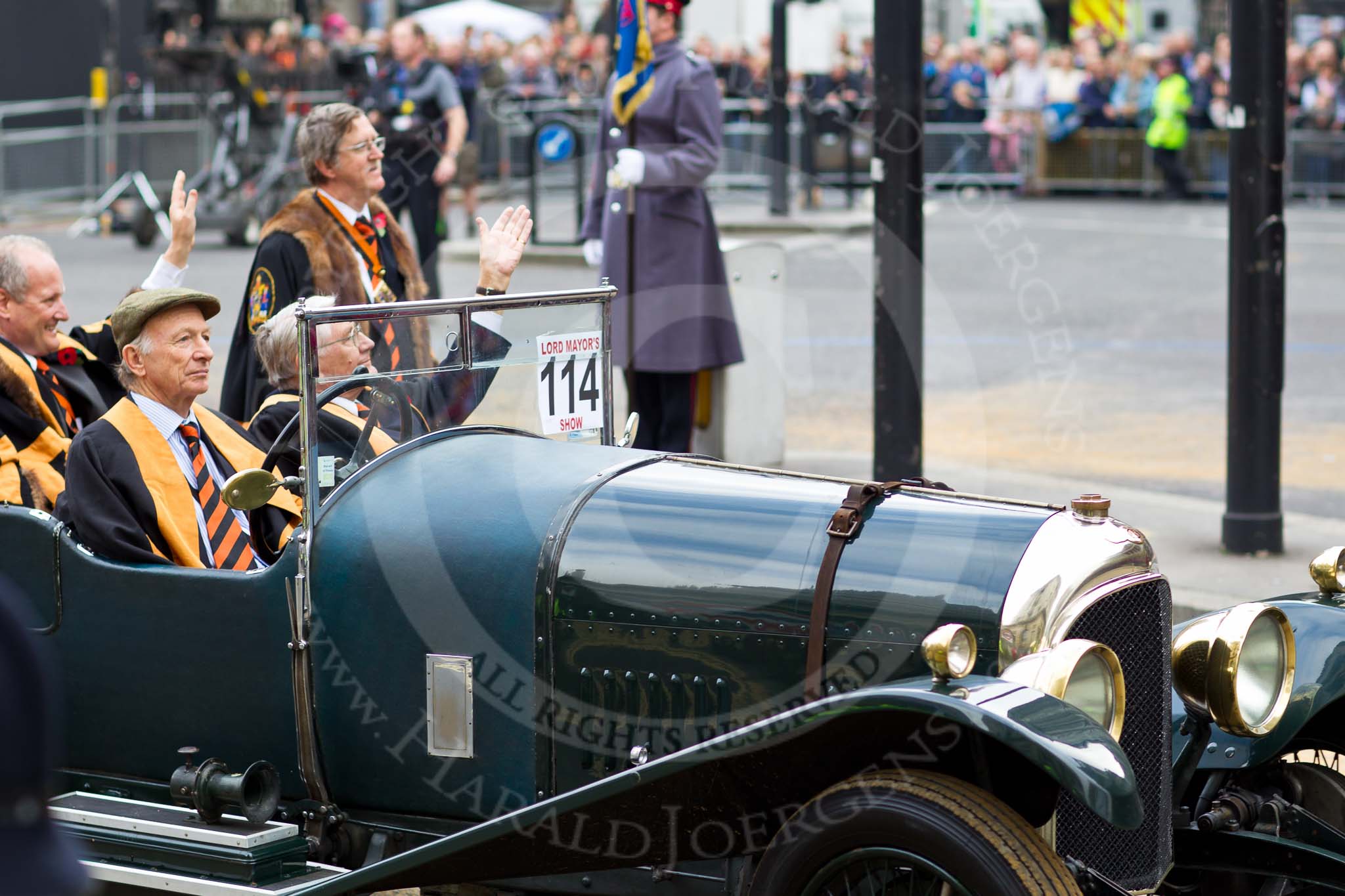 Photo 111112_120517_1D4_0590HaraldJoergens_ The Lord Mayor's Show 2011: Worshipful Company of Tin Plate Workers (http://www.tinplateworkers.co.uk/), here with a 1925 3-litre Bentley..
Opposite Mansion House, City of London,
London,
-,
United Kingdom,
on 12 November 2011 at 12:05, image #648