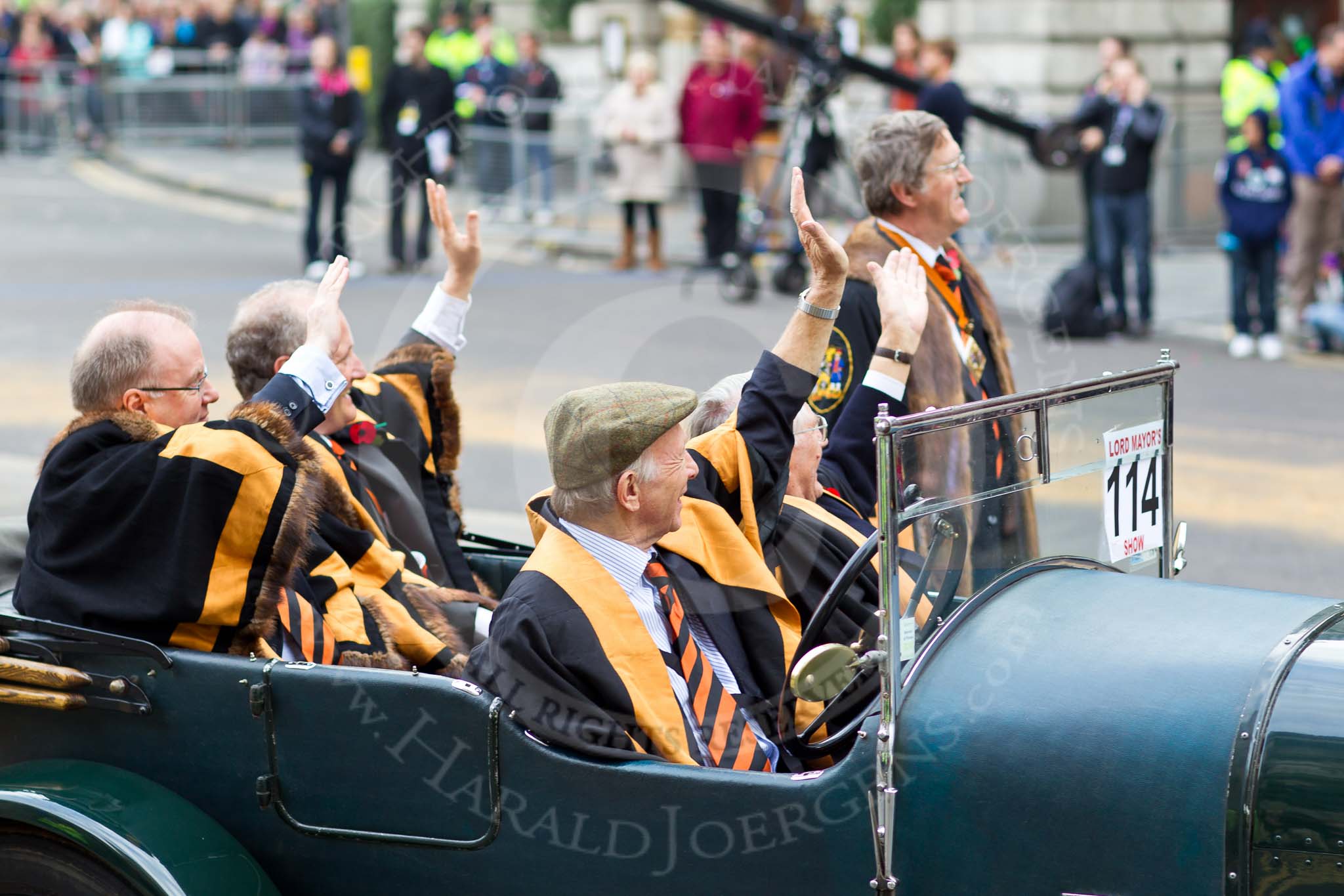 Photo 111112_120521_1D4_0595HaraldJoergens_ The Lord Mayor's Show 2011: Worshipful Company of Tin Plate Workers (http://www.tinplateworkers.co.uk/), here with a 1925 3-litre Bentley..
Opposite Mansion House, City of London,
London,
-,
United Kingdom,
on 12 November 2011 at 12:05, image #649