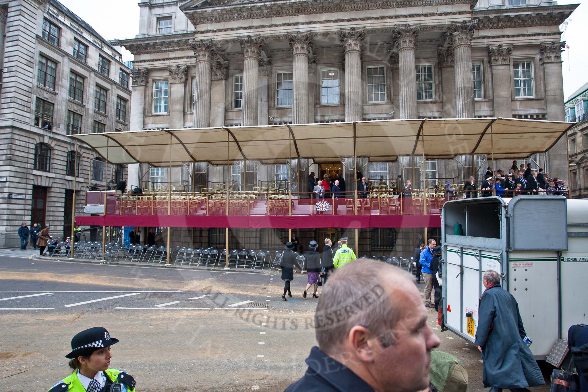 The Lord Mayor's Show 2011: Mansion House after the event, the last guests leaving the balcony..
Opposite Mansion House, City of London,
London,
-,
United Kingdom,
on 12 November 2011 at 12:21, image #764