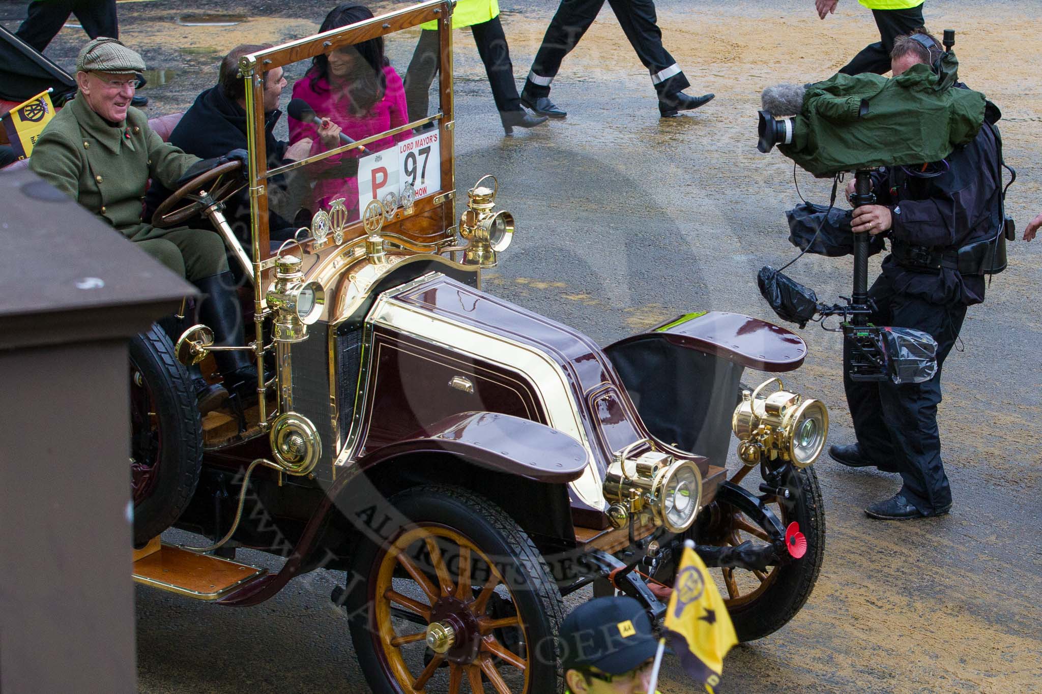 Lord Mayor's Show 2012: Entry 97 - AA, the Automobile Association - the BBC's Sonali Shah talking to 1991 F1 world champion Nigel Mansell in the 1904 Renault car AA1..
Press stand opposite Mansion House, City of London,
London,
Greater London,
United Kingdom,
on 10 November 2012 at 11:44, image #1283