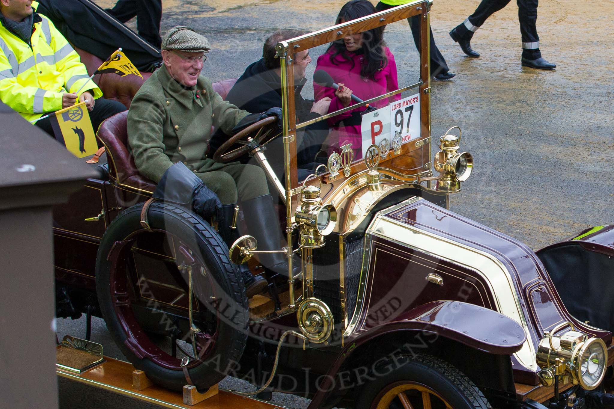 Photo 1211101144131D47168HaraldJoergens Lord Mayor's Show 2012: Entry 97 - AA, the Automobile Association - the BBC's Sonali Shah talking to 1991 F1 world champion Nigel Mansell in the 1904 Renault car AA1..
Press stand opposite Mansion House, City of London,
London,
Greater London,
United Kingdom,
on 10 November 2012 at 11:44, image #1284